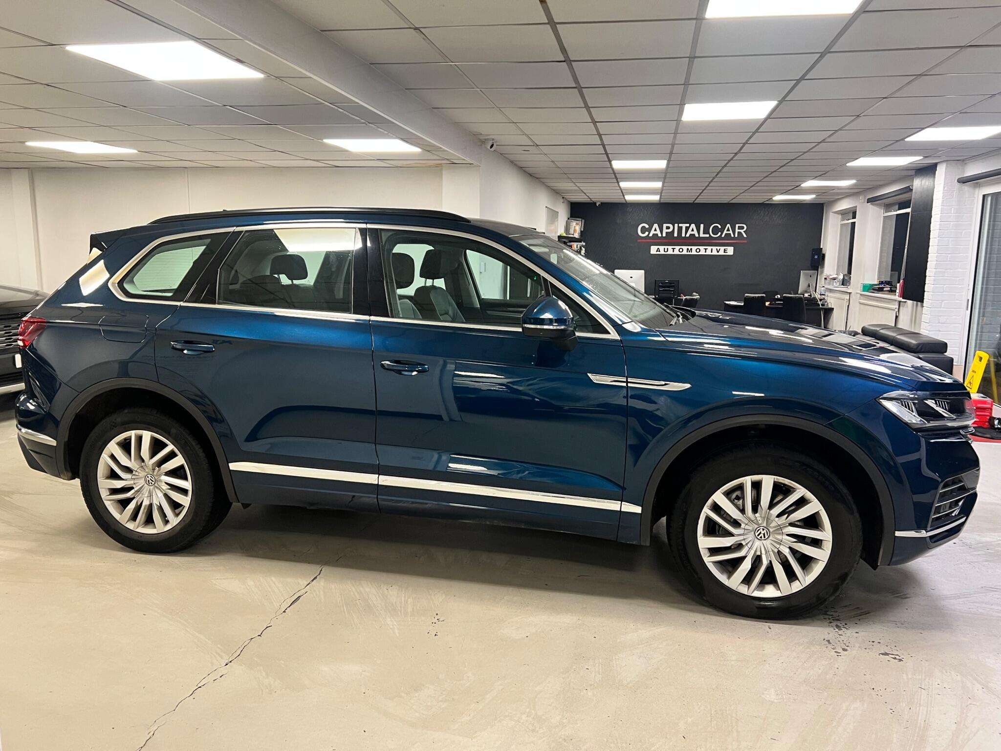 A 2019 VOLKSWAGEN TOUAREG 3.0 TDI V6 SEL Tiptronic 4Motion Euro 6 (s/s) 5dr A 2019 VOLKSWAGEN TOUAREG 3.0 TDI V6 SEL Tiptronic 4Motion Euro 6 (s/s) 5dr