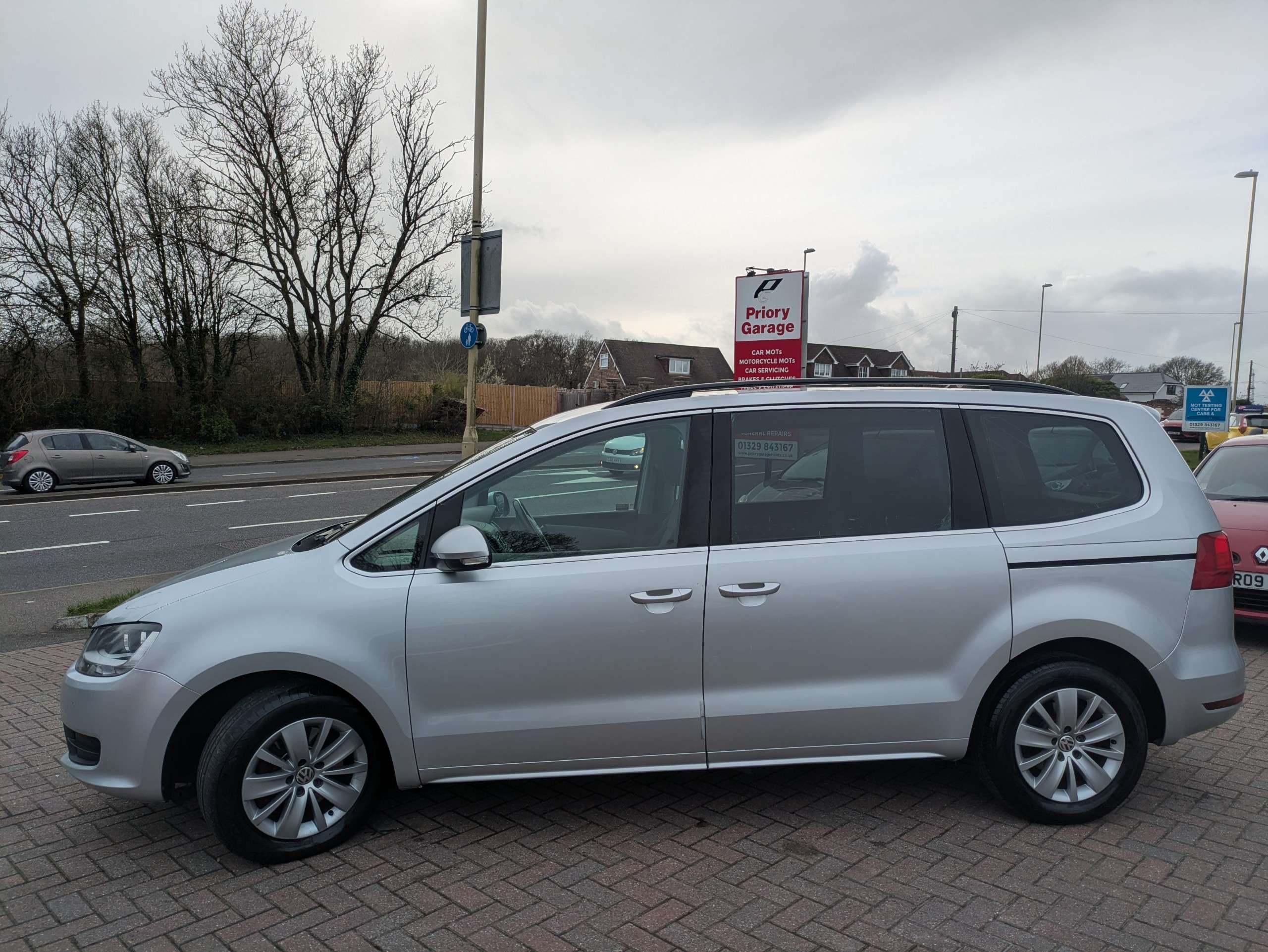 A 2013 VOLKSWAGEN SHARAN 2.0 TDI BlueMotion Tech SE MPV 5dr Diesel DSG Euro 5 (s/s) (140 ps) A 2013 VOLKSWAGEN SHARAN 2.0 TDI BlueMotion Tech SE MPV 5dr Diesel DSG Euro 5 (s/s) (140 ps)