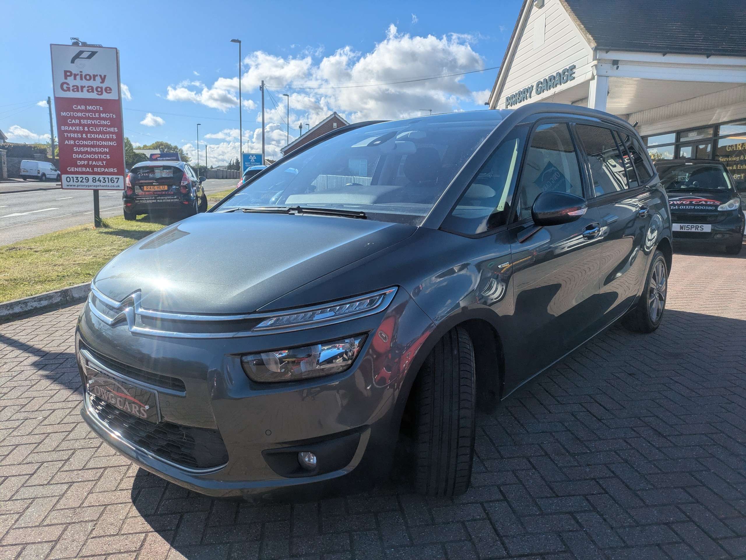 A 2014 CITROEN GRAND C4 PICASSO 1.6 e-HDi Airdream Exclusive+ MPV 5dr Diesel Manual Euro 5 (s/s) (115 ps) A 2014 CITROEN GRAND C4 PICASSO 1.6 e-HDi Airdream Exclusive+ MPV 5dr Diesel Manual Euro 5 (s/s) (115 ps)