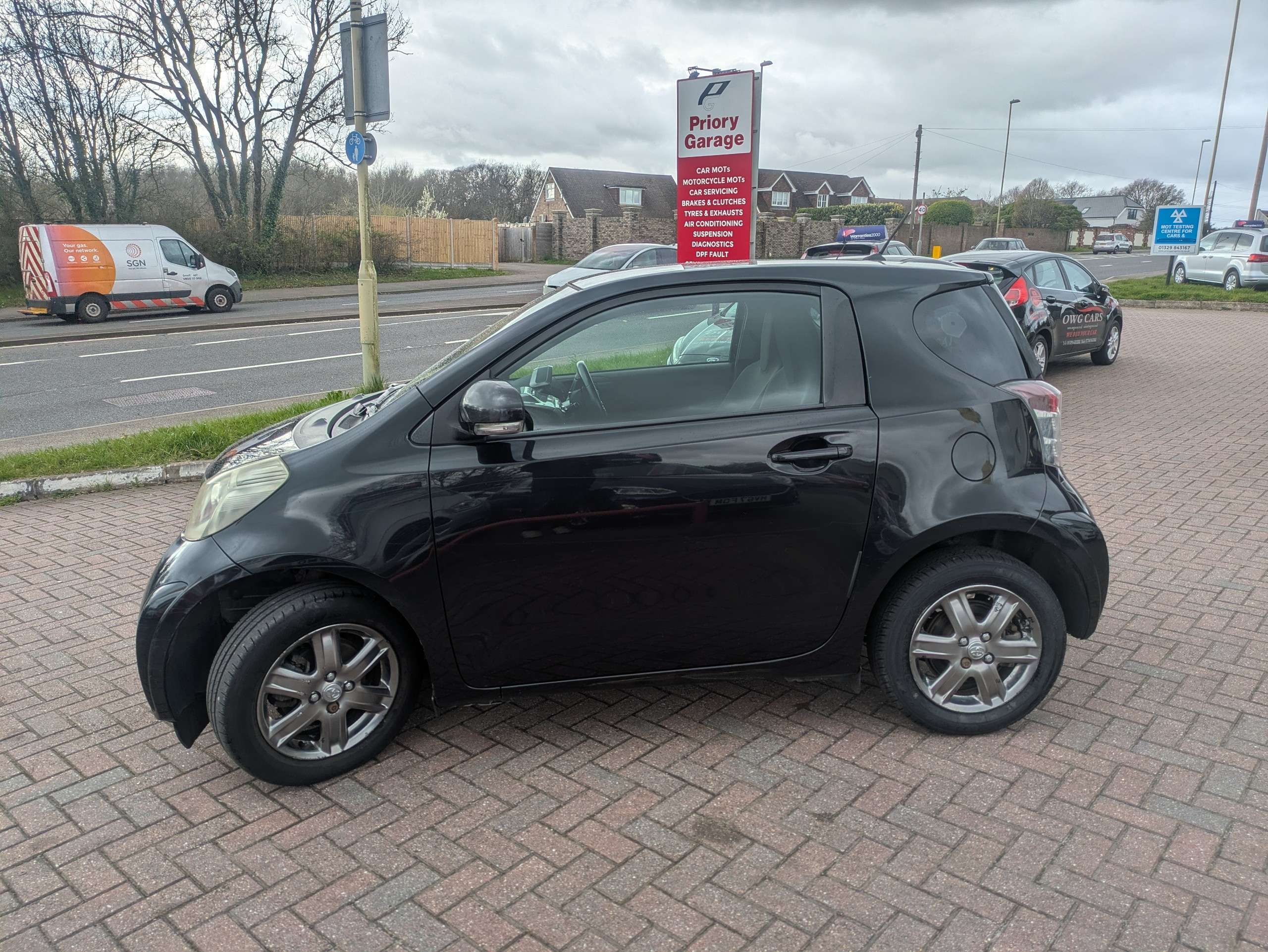 A 2009 TOYOTA IQ 1.0 VVT-i 2 Hatchback 3dr Petrol Manual Euro 4 (68 bhp) A 2009 TOYOTA IQ 1.0 VVT-i 2 Hatchback 3dr Petrol Manual Euro 4 (68 bhp)