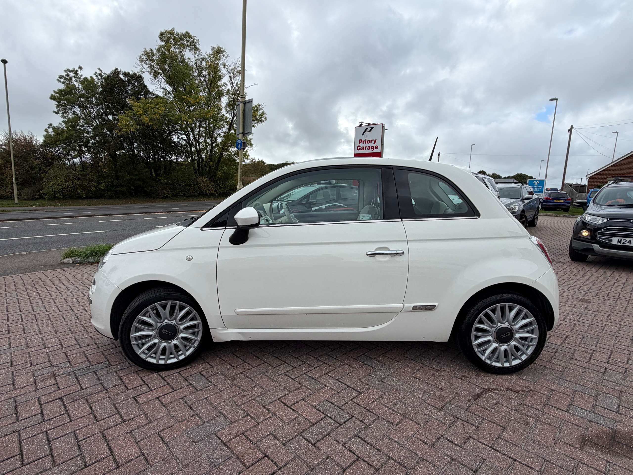 A 2015 FIAT 500 1.2 Lounge Hatchback 3dr Petrol Manual Euro 6 (s/s) (69 bhp) A 2015 FIAT 500 1.2 Lounge Hatchback 3dr Petrol Manual Euro 6 (s/s) (69 bhp)