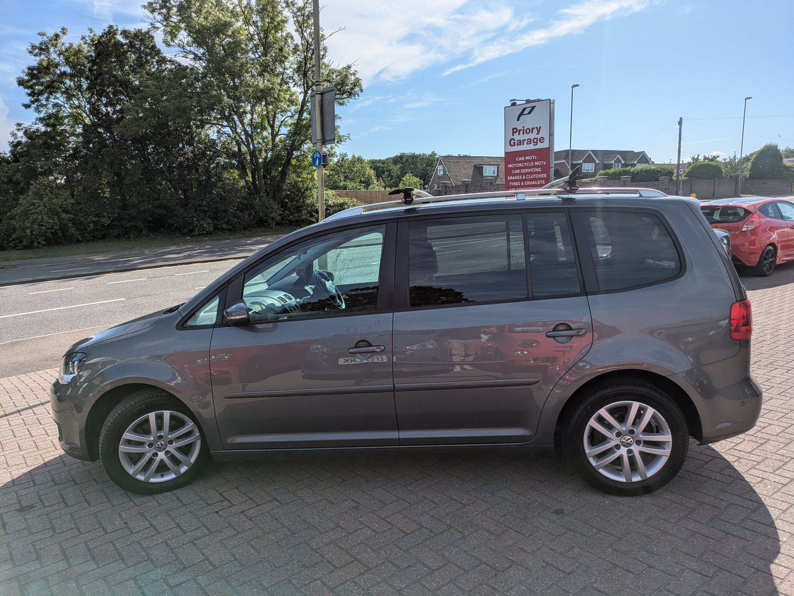 A 2014 VOLKSWAGEN TOURAN 1.6 TDI SE MPV 5dr Diesel Manual Euro 5 (105 ps) A 2014 VOLKSWAGEN TOURAN 1.6 TDI SE MPV 5dr Diesel Manual Euro 5 (105 ps)