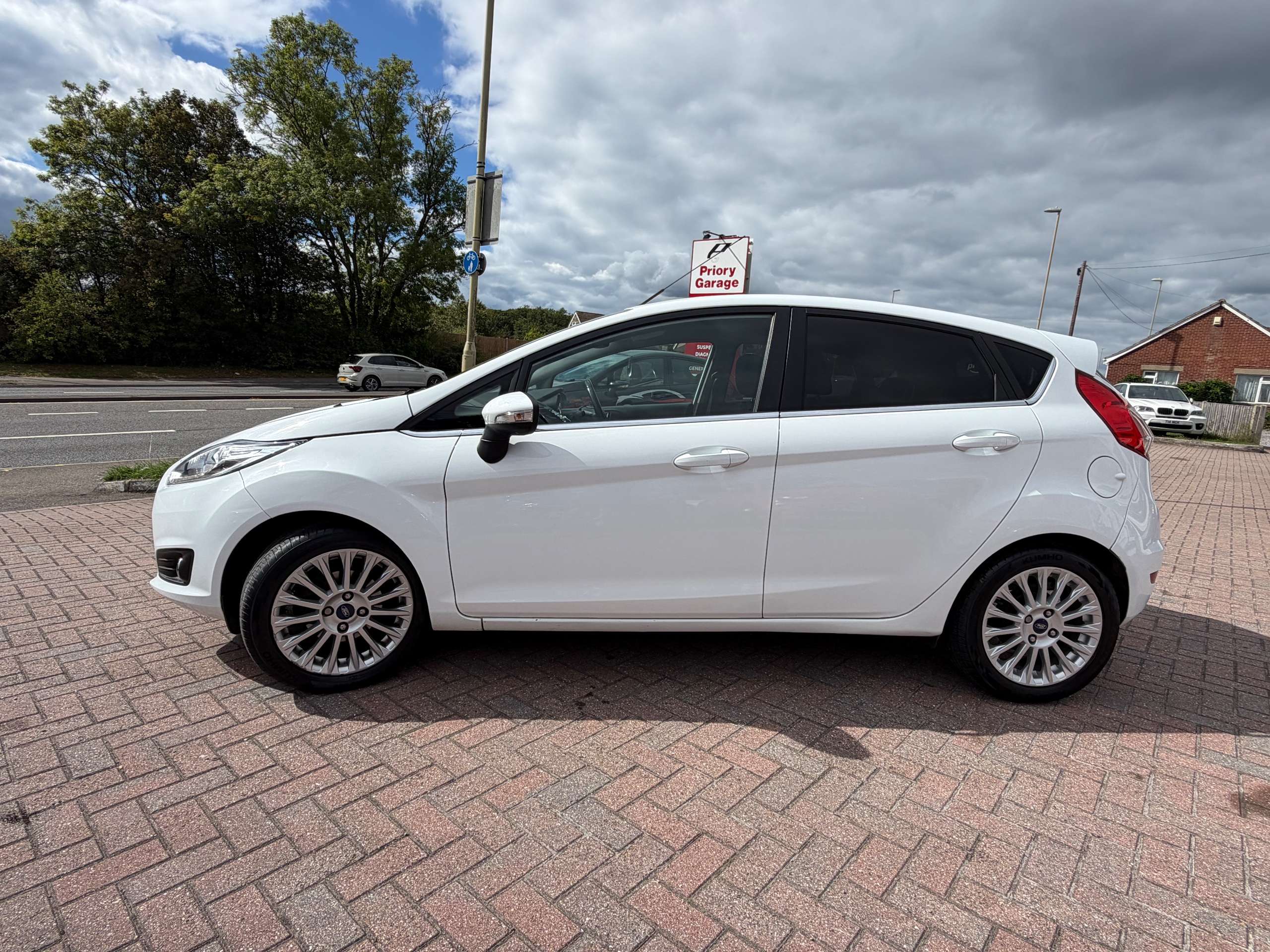 A 2013 FORD FIESTA 1.0T EcoBoost Titanium Hatchback 5dr Petrol Manual Euro 5 (s/s) (100 ps) A 2013 FORD FIESTA 1.0T EcoBoost Titanium Hatchback 5dr Petrol Manual Euro 5 (s/s) (100 ps)