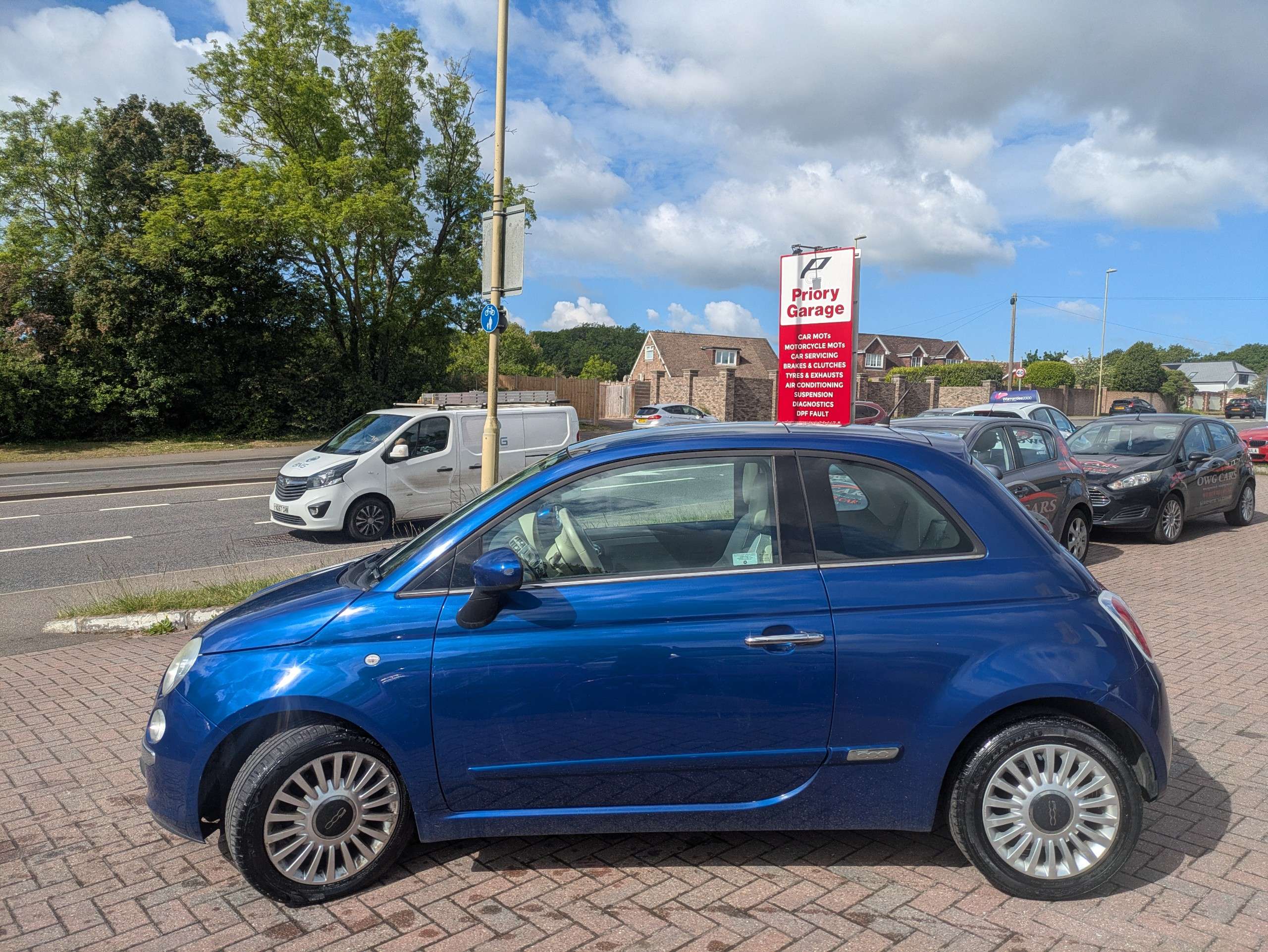 A 2010 FIAT 500 1.2 Lounge Hatchback 3dr Petrol Manual Euro 5 (s/s) (69 bhp) A 2010 FIAT 500 1.2 Lounge Hatchback 3dr Petrol Manual Euro 5 (s/s) (69 bhp)
