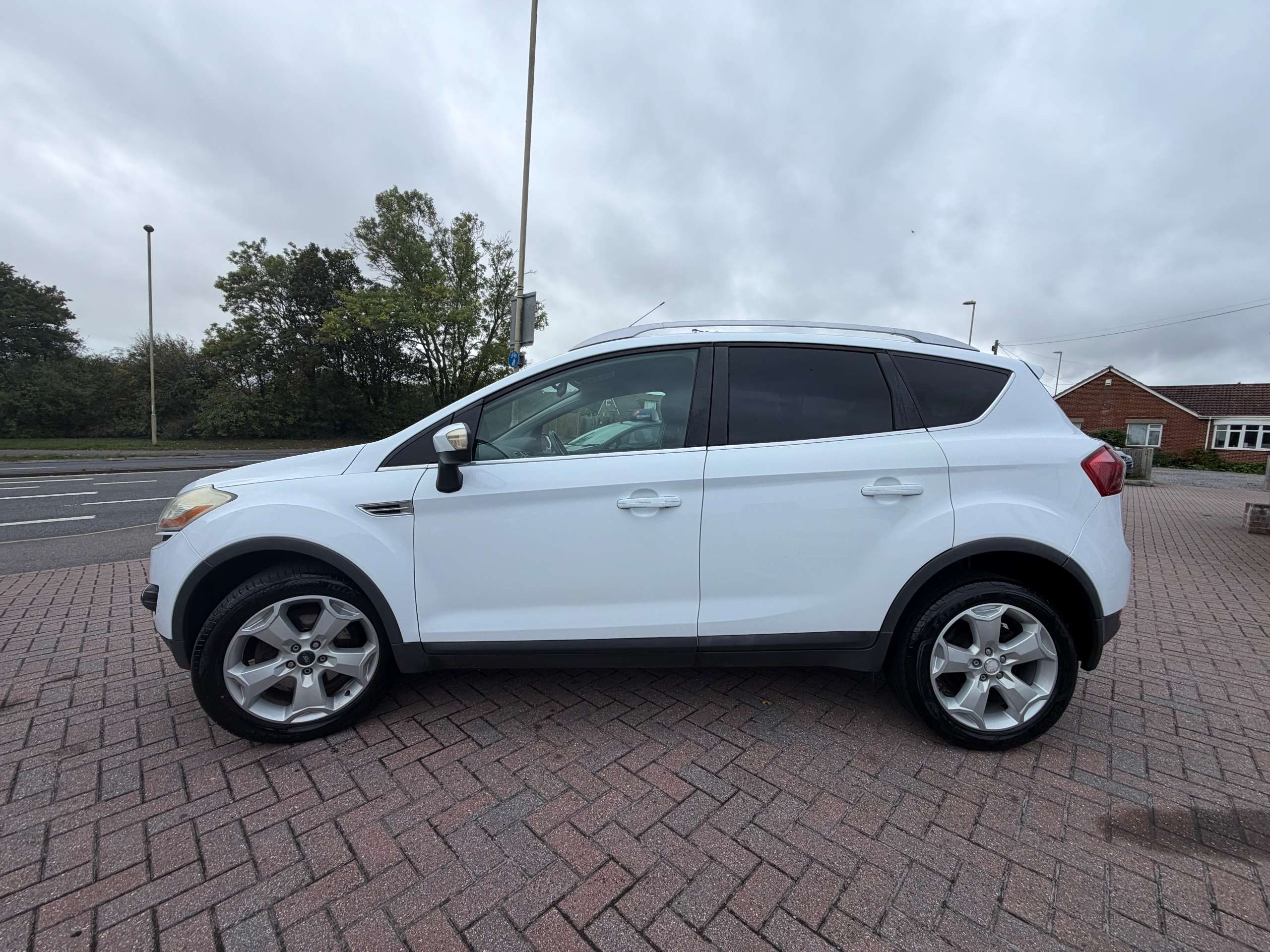 A 2009 FORD KUGA 2.0 TDCi Zetec SUV 5dr Diesel Manual 2WD Euro 4 (136 ps) A 2009 FORD KUGA 2.0 TDCi Zetec SUV 5dr Diesel Manual 2WD Euro 4 (136 ps)