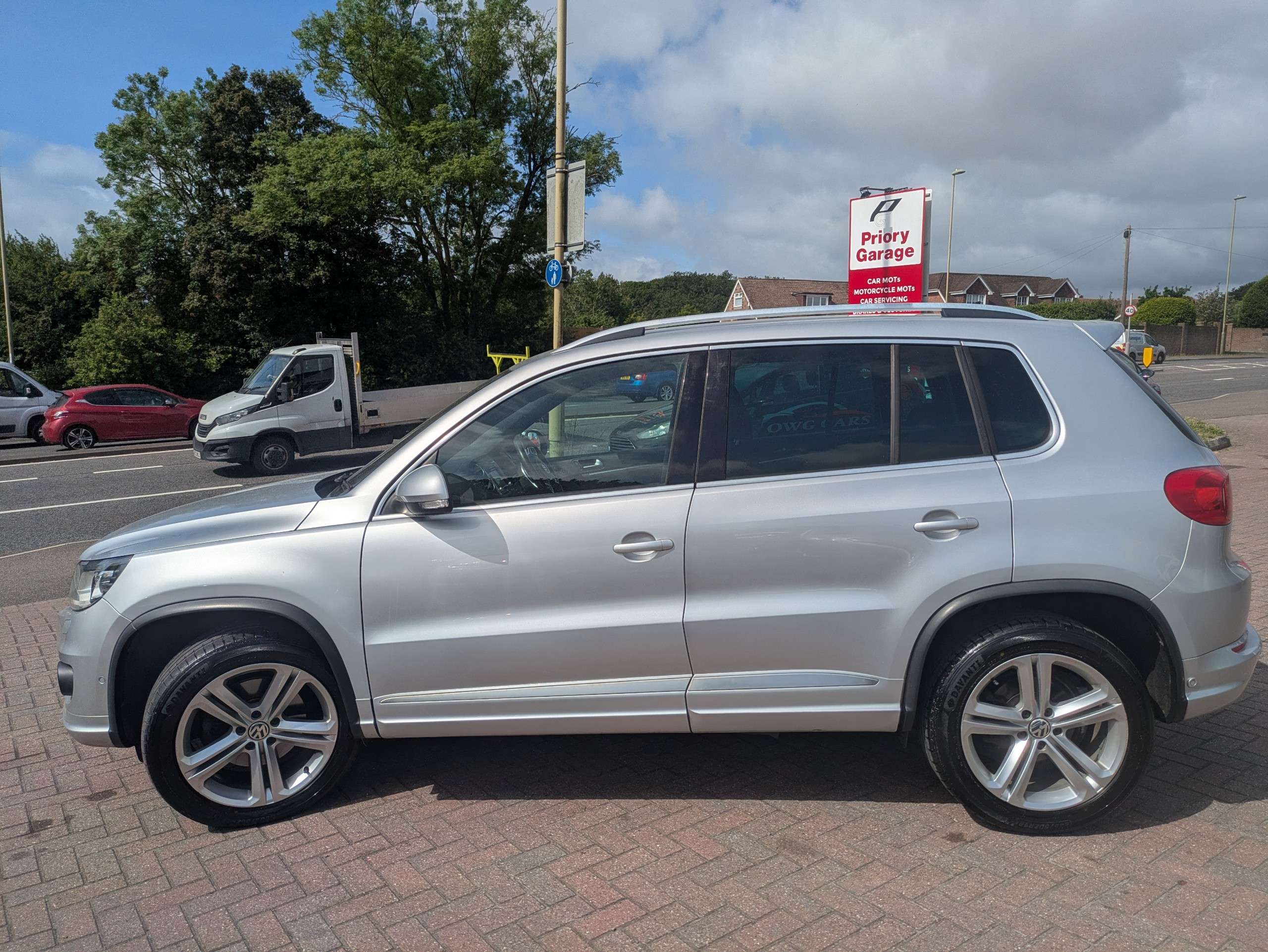 A 2014 VOLKSWAGEN TIGUAN 2.0 TDI BlueMotion Tech R-Line SUV 5dr Diesel DSG 4WD Euro 5 (s/s) (140 ps) A 2014 VOLKSWAGEN TIGUAN 2.0 TDI BlueMotion Tech R-Line SUV 5dr Diesel DSG 4WD Euro 5 (s/s) (140 ps)