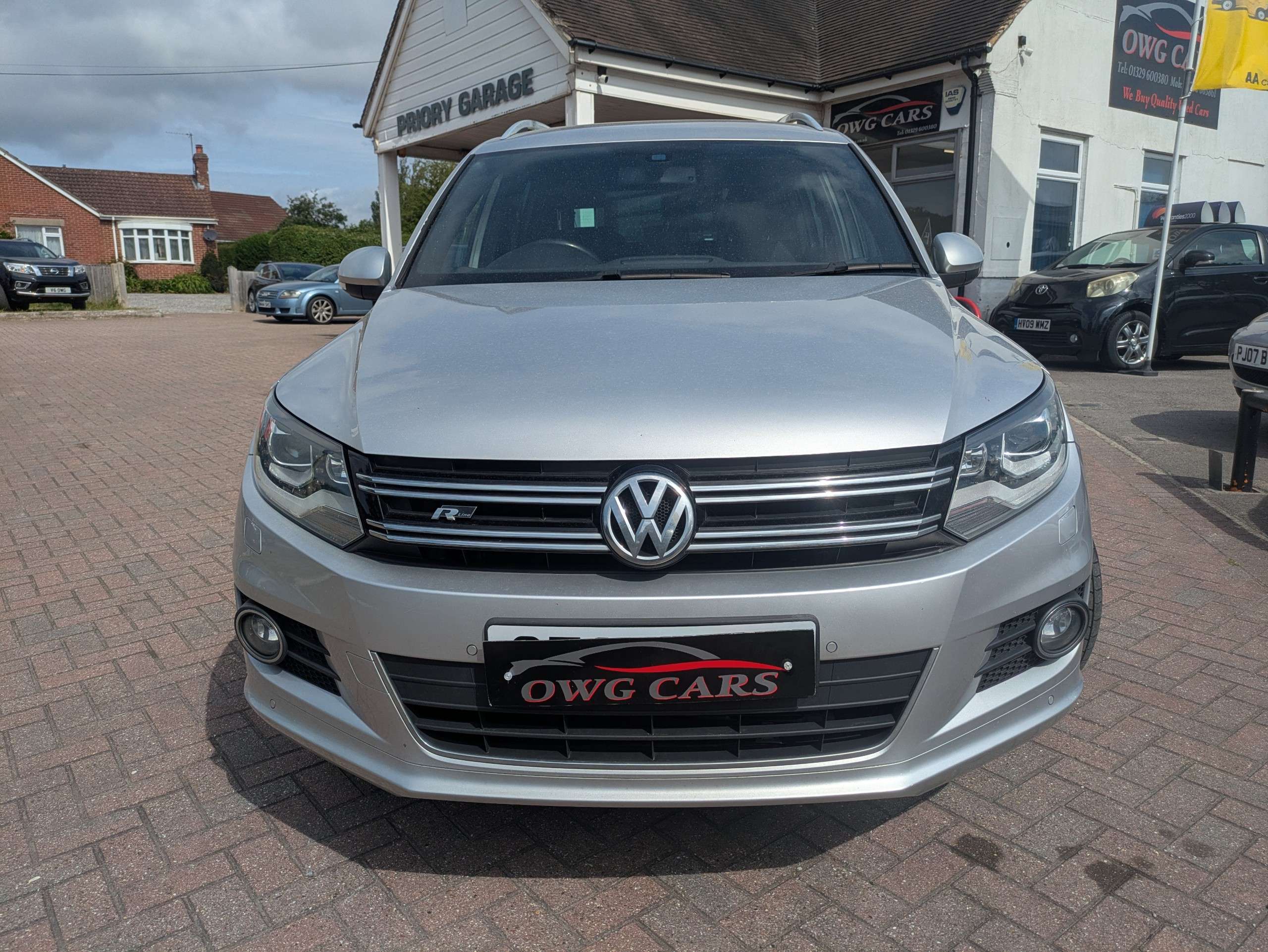A 2014 VOLKSWAGEN TIGUAN 2.0 TDI BlueMotion Tech R-Line SUV 5dr Diesel DSG 4WD Euro 5 (s/s) (140 ps) A 2014 VOLKSWAGEN TIGUAN 2.0 TDI BlueMotion Tech R-Line SUV 5dr Diesel DSG 4WD Euro 5 (s/s) (140 ps)
