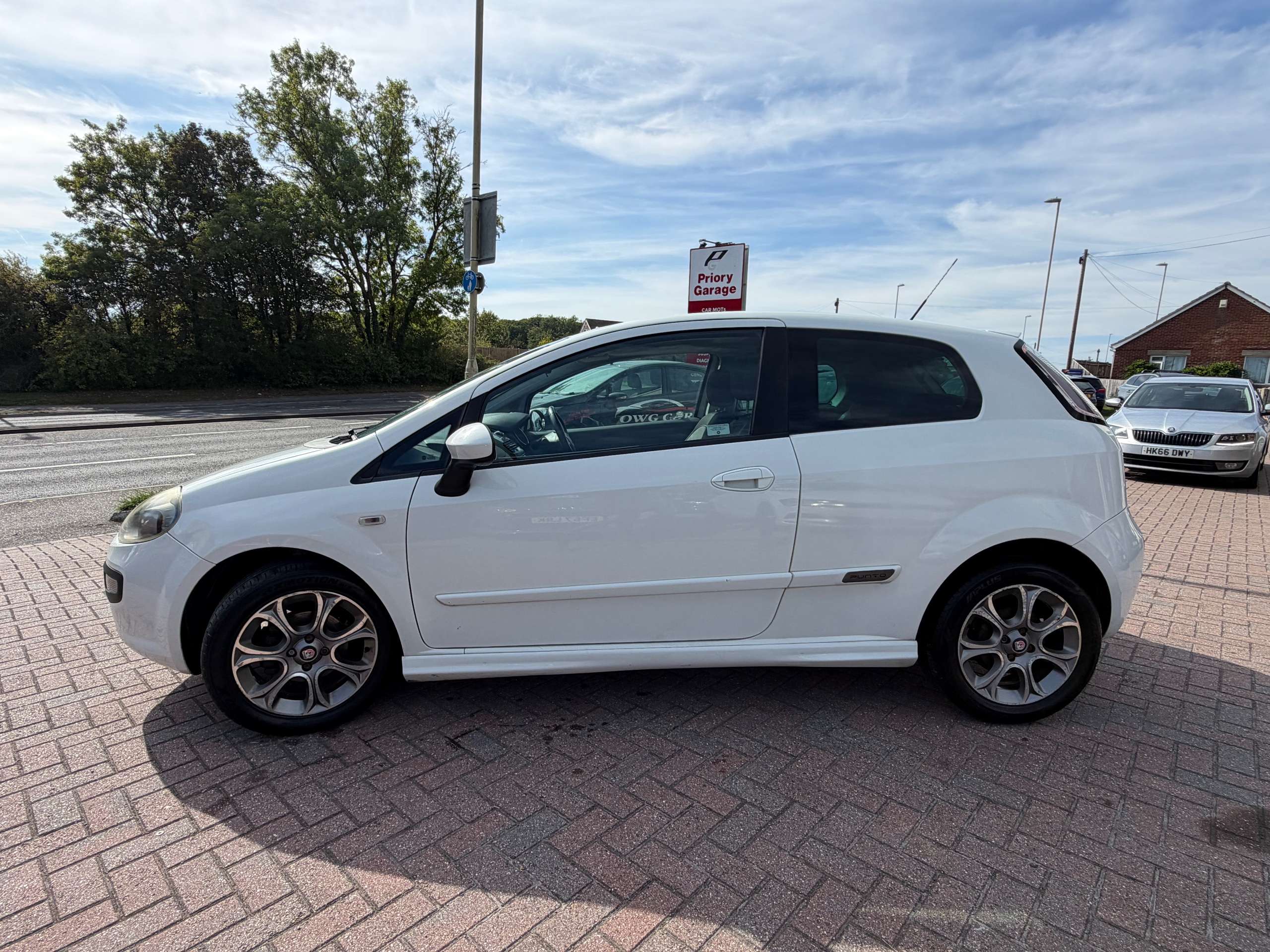 A 2010 FIAT PUNTO EVO 1.4 GP Hatchback 3dr Petrol Euro 5 (s/s) (77 bhp) A 2010 FIAT PUNTO EVO 1.4 GP Hatchback 3dr Petrol Euro 5 (s/s) (77 bhp)