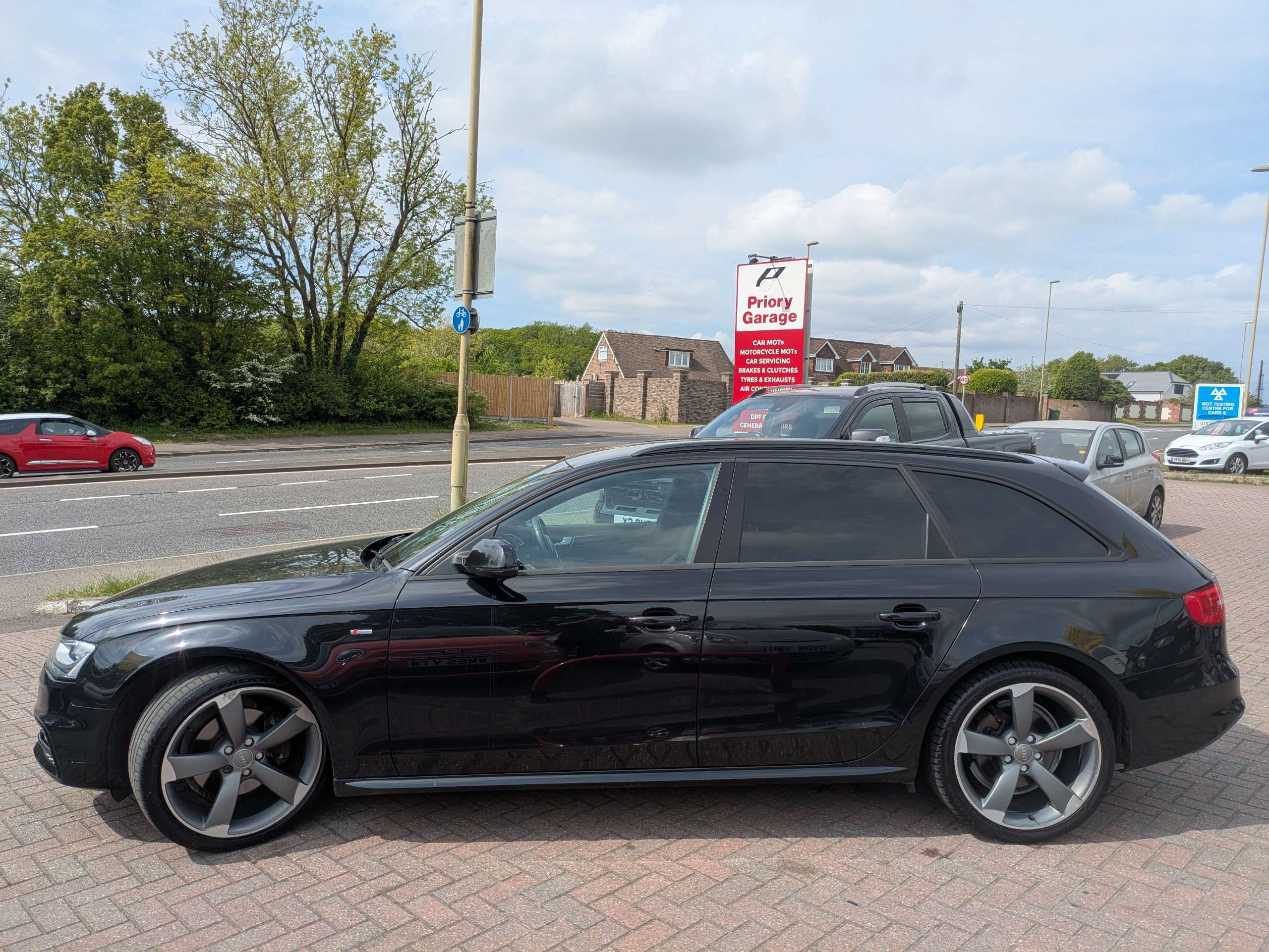 A 2013 AUDI A4 AVANT 2.0 TDI Black Edition Estate 5dr Diesel S Tronic quattro Euro 5 (s/s) (177 ps) A 2013 AUDI A4 AVANT 2.0 TDI Black Edition Estate 5dr Diesel S Tronic quattro Euro 5 (s/s) (177 ps)