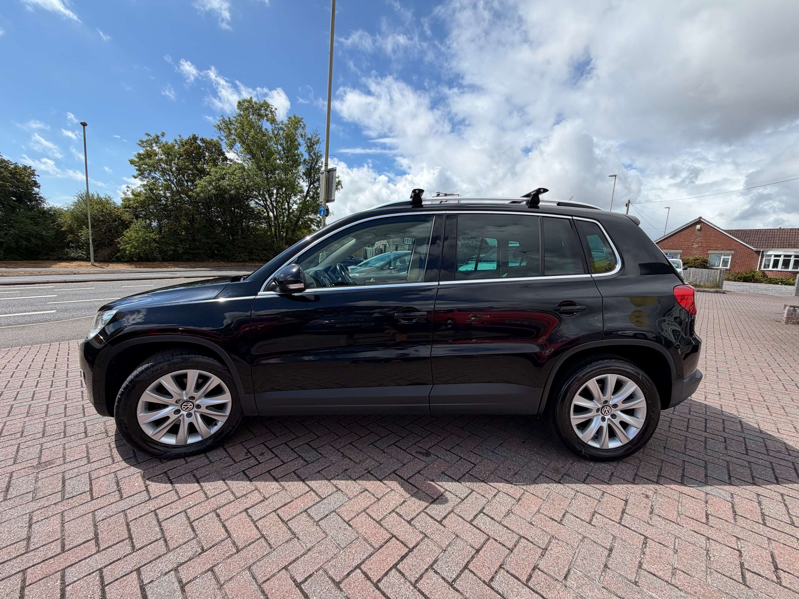 A 2010 VOLKSWAGEN TIGUAN 2.0 TDI Match SUV 5dr Diesel Manual 4WD Euro 5 (140 ps) A 2010 VOLKSWAGEN TIGUAN 2.0 TDI Match SUV 5dr Diesel Manual 4WD Euro 5 (140 ps)