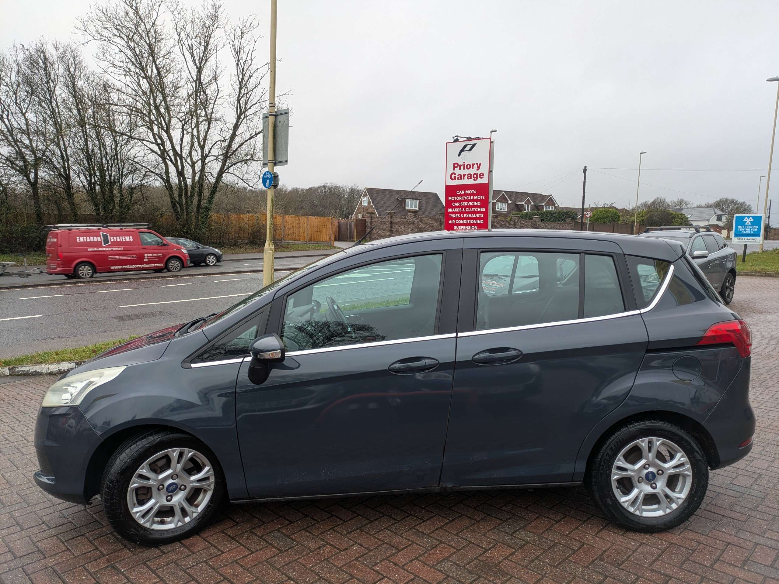 A 2013 FORD B-MAX 1.6 Zetec MPV 5dr Petrol Powershift Euro 5 (105 ps) A 2013 FORD B-MAX 1.6 Zetec MPV 5dr Petrol Powershift Euro 5 (105 ps)