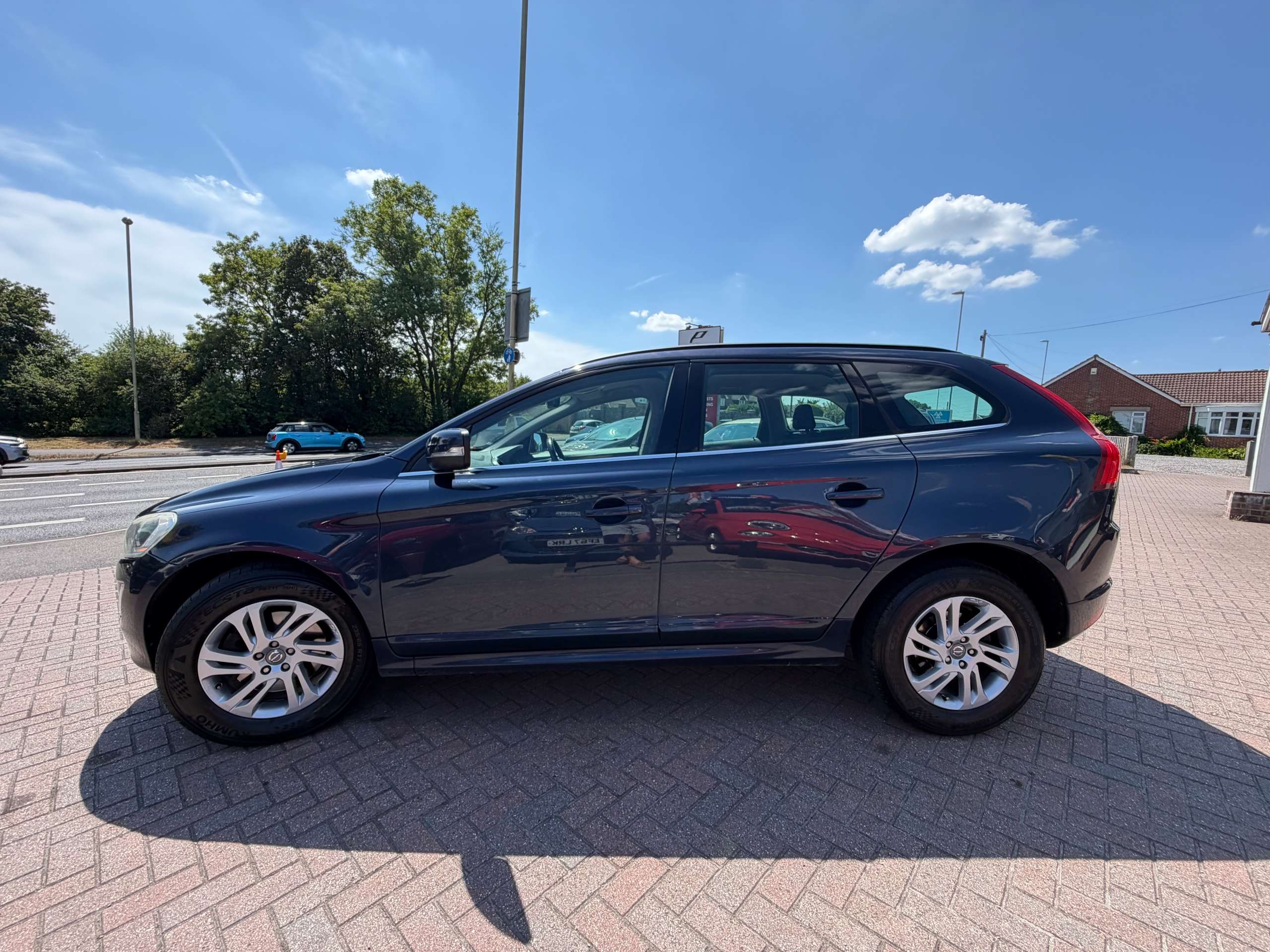 A 2014 VOLVO XC60 2.4 D5 SE SUV 5dr Diesel Geartronic AWD Euro 5 (215 ps) A 2014 VOLVO XC60 2.4 D5 SE SUV 5dr Diesel Geartronic AWD Euro 5 (215 ps)