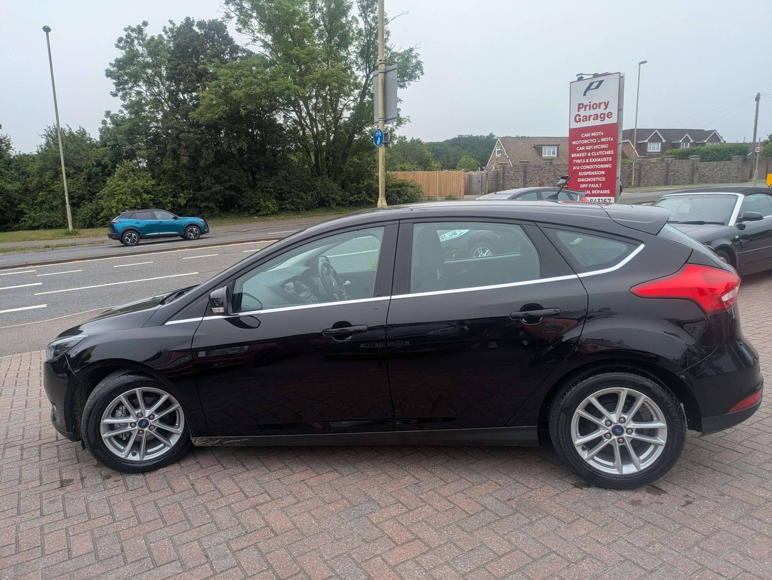 A 2016 FORD FOCUS 1.0T EcoBoost Zetec Hatchback 5dr Petrol Manual Euro 6 (s/s) (125 ps) A 2016 FORD FOCUS 1.0T EcoBoost Zetec Hatchback 5dr Petrol Manual Euro 6 (s/s) (125 ps)