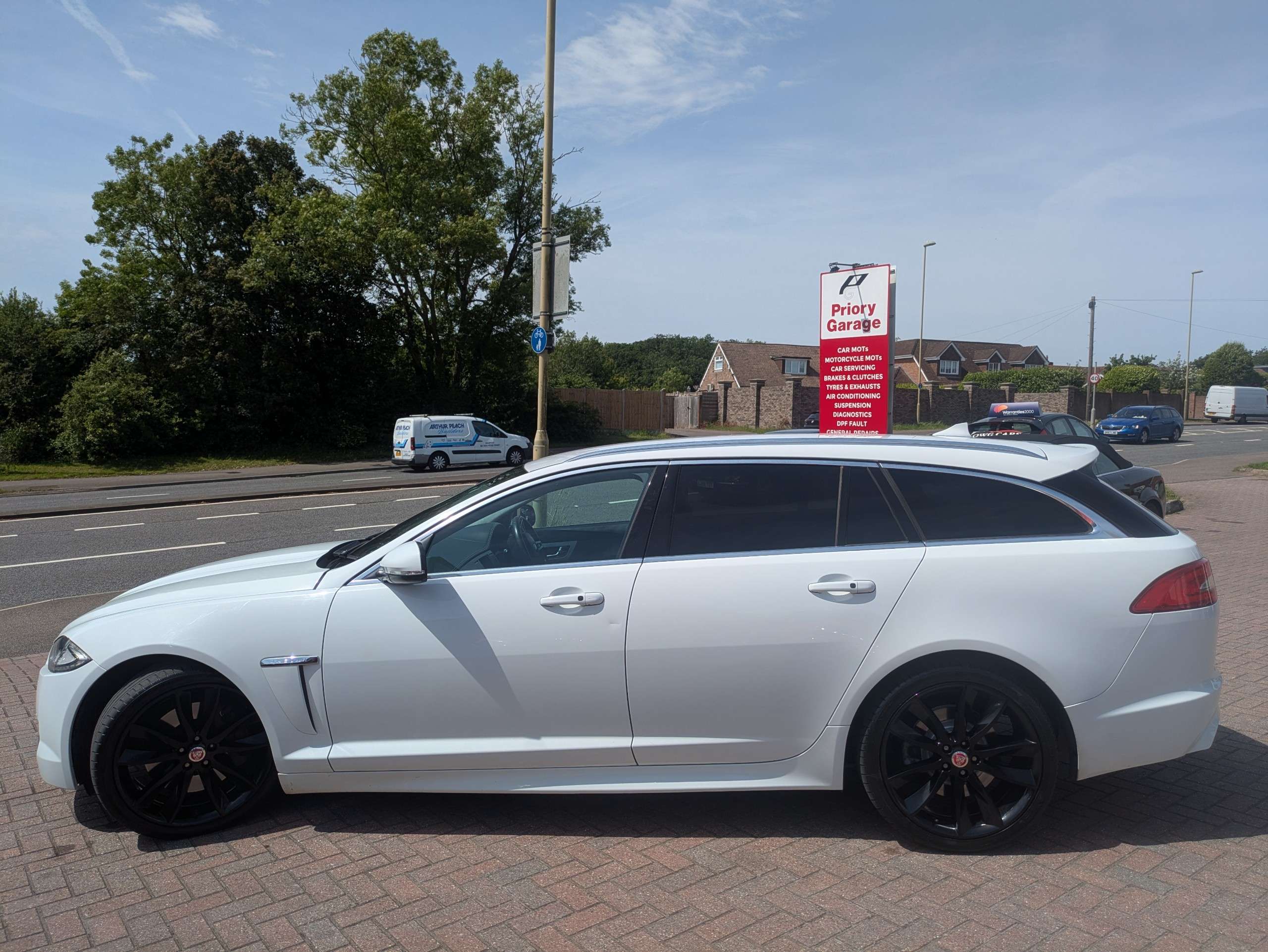 A 2014 JAGUAR XF 3.0d S V6 Portfolio Sportbrake 5dr Diesel Auto Euro 5 (s/s) (275 ps) A 2014 JAGUAR XF 3.0d S V6 Portfolio Sportbrake 5dr Diesel Auto Euro 5 (s/s) (275 ps)