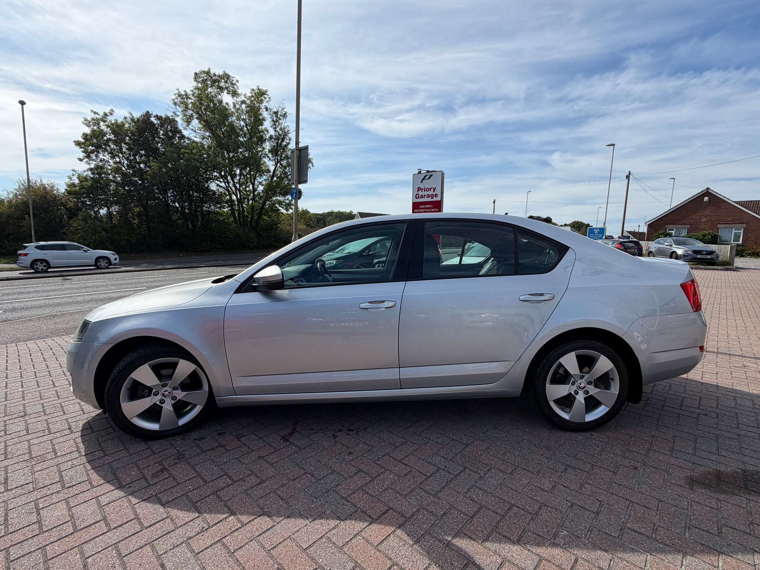 A 2016 SKODA OCTAVIA 1.6 TDI SE Sport Hatchback 5dr Diesel Manual Euro 6 (s/s) (110 ps) A 2016 SKODA OCTAVIA 1.6 TDI SE Sport Hatchback 5dr Diesel Manual Euro 6 (s/s) (110 ps)