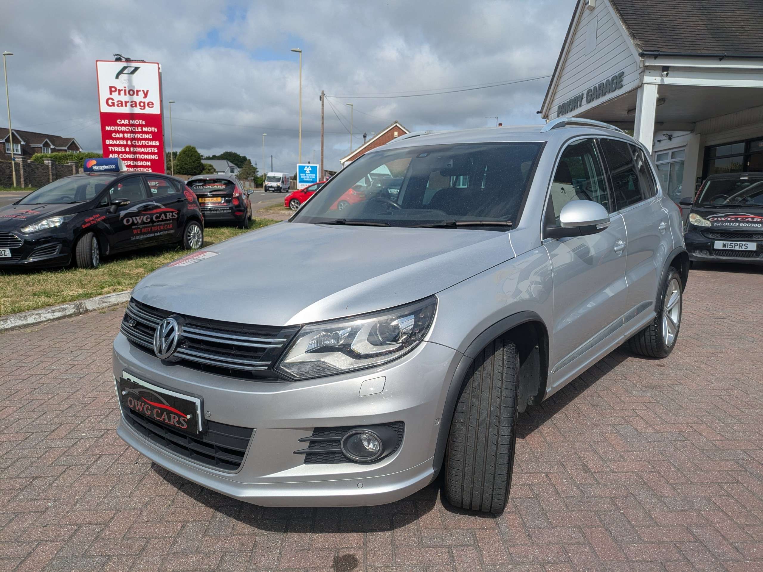 A 2014 VOLKSWAGEN TIGUAN 2.0 TDI BlueMotion Tech R-Line SUV 5dr Diesel DSG 4WD Euro 5 (s/s) (140 ps) A 2014 VOLKSWAGEN TIGUAN 2.0 TDI BlueMotion Tech R-Line SUV 5dr Diesel DSG 4WD Euro 5 (s/s) (140 ps)