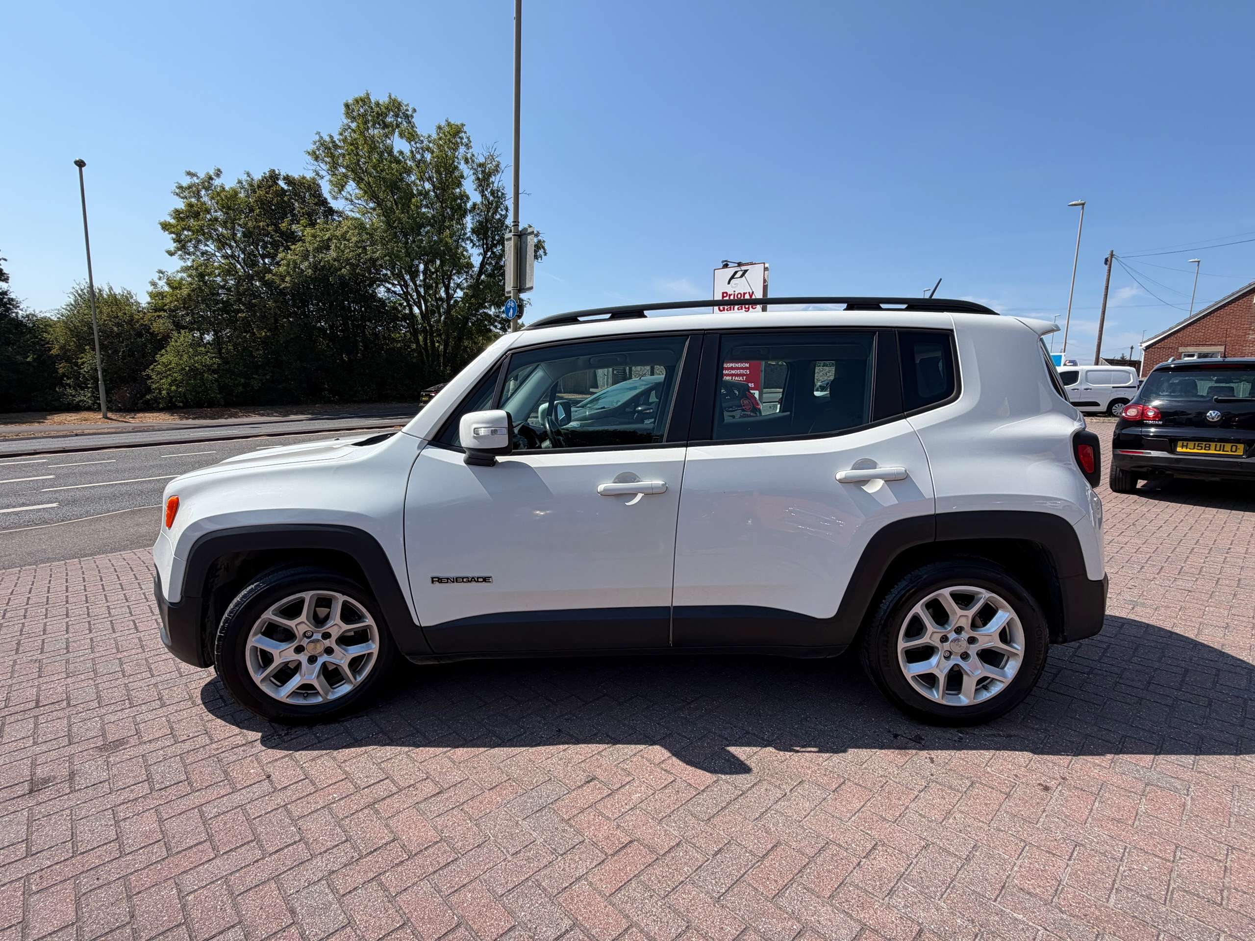A 2015 JEEP RENEGADE 1.6 MultiJetII Longitude SUV 5dr Diesel Manual Euro 5 (s/s) (120 ps) A 2015 JEEP RENEGADE 1.6 MultiJetII Longitude SUV 5dr Diesel Manual Euro 5 (s/s) (120 ps)