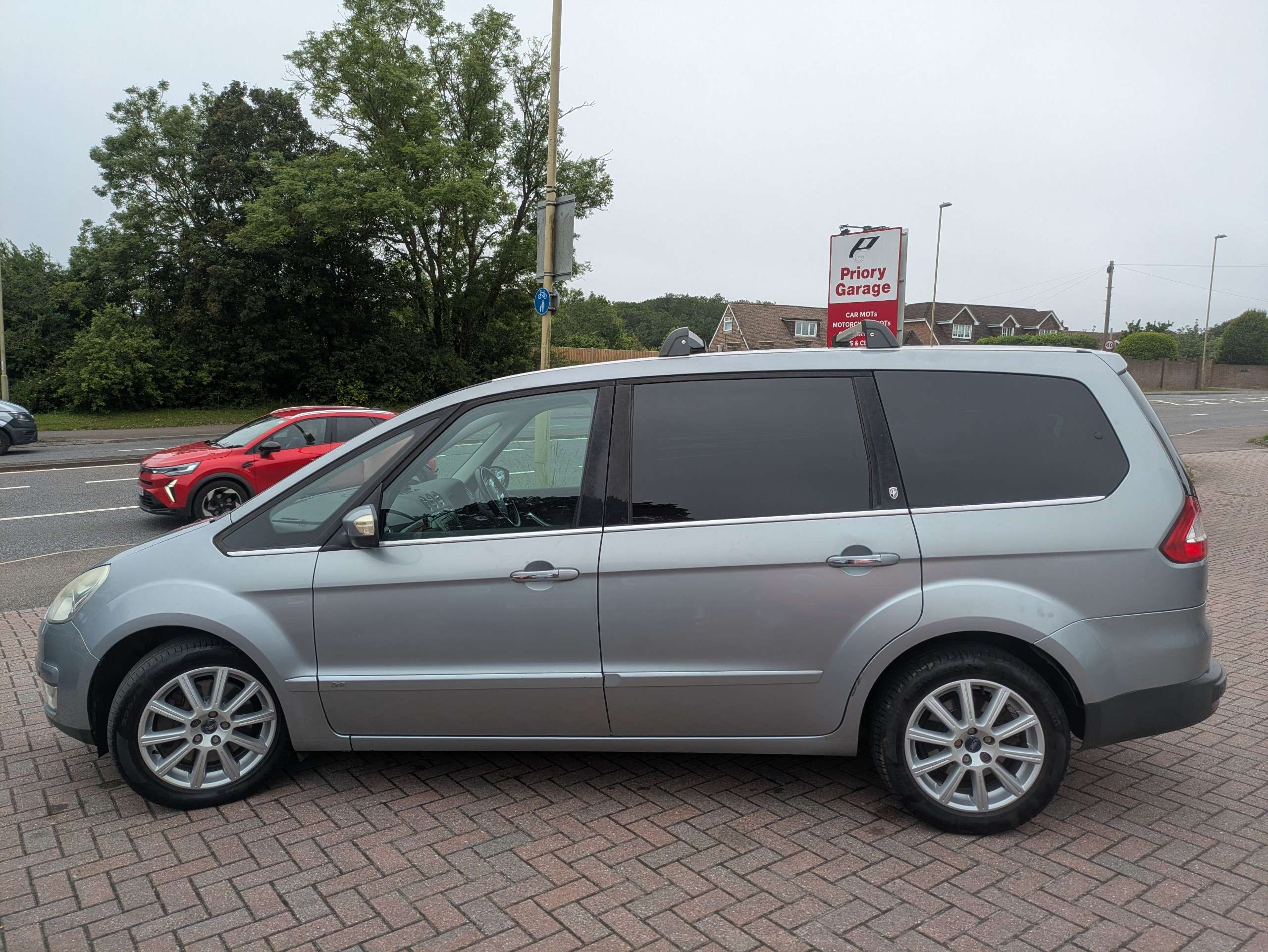 A 2009 FORD GALAXY 2.2 TDCi Ghia MPV 5dr Diesel Manual (179 g/km, 173 bhp) A 2009 FORD GALAXY 2.2 TDCi Ghia MPV 5dr Diesel Manual (179 g/km, 173 bhp)