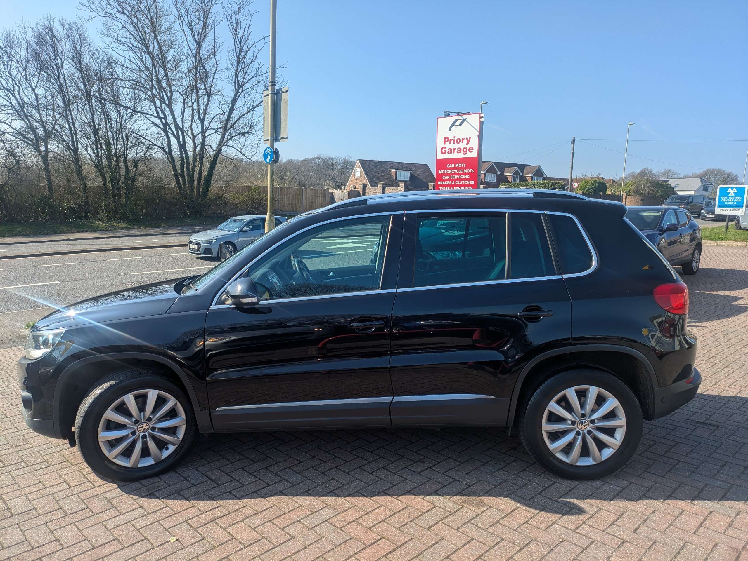 A 2013 VOLKSWAGEN TIGUAN 2.0 TDI BlueMotion Tech Match SUV 5dr Diesel Manual 4WD Euro 5 (s/s) (140 ps) A 2013 VOLKSWAGEN TIGUAN 2.0 TDI BlueMotion Tech Match SUV 5dr Diesel Manual 4WD Euro 5 (s/s) (140 ps)