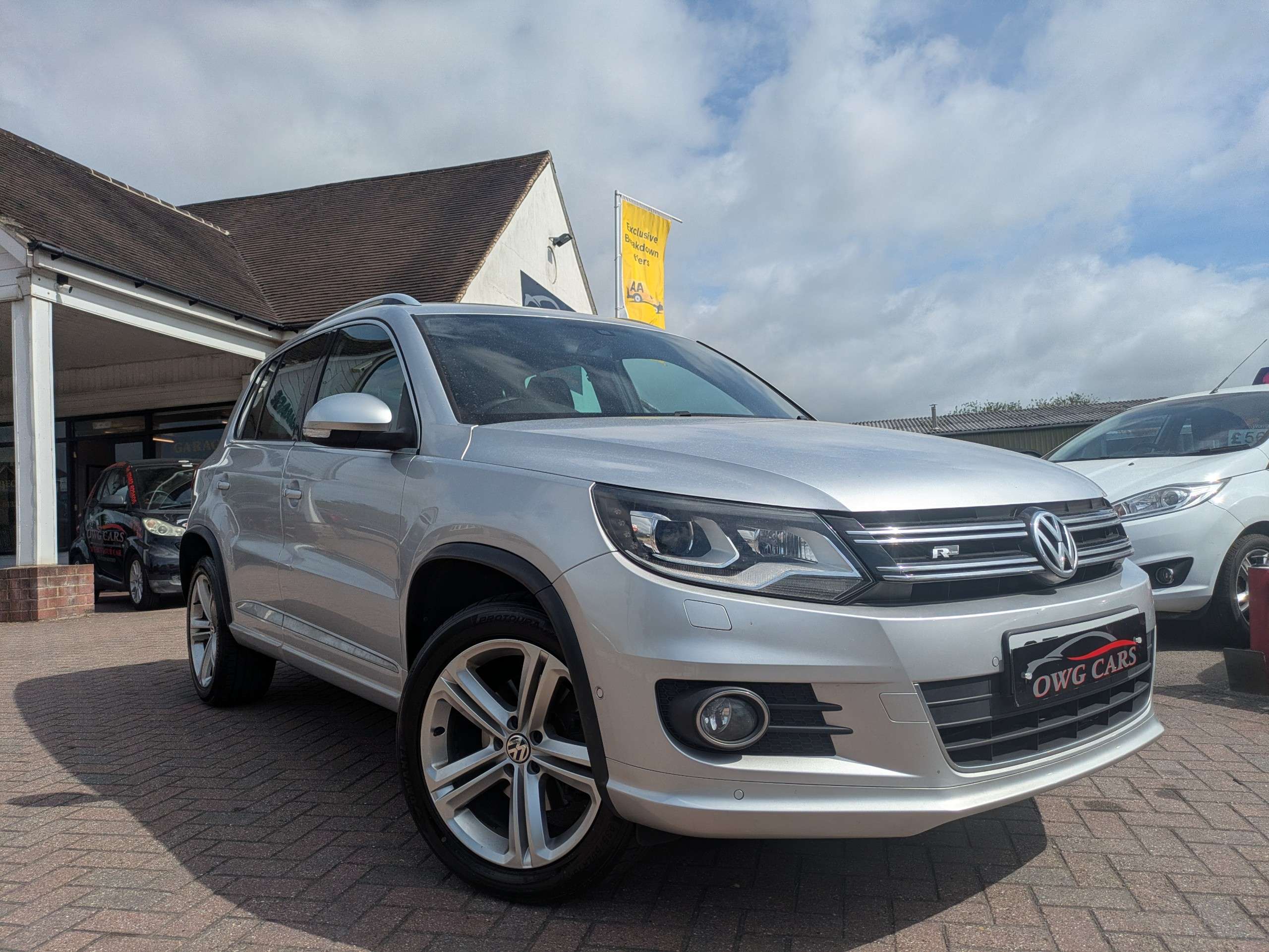A 2014 VOLKSWAGEN TIGUAN 2.0 TDI BlueMotion Tech R-Line SUV 5dr Diesel DSG 4WD Euro 5 (s/s) (140 ps) A 2014 VOLKSWAGEN TIGUAN 2.0 TDI BlueMotion Tech R-Line SUV 5dr Diesel DSG 4WD Euro 5 (s/s) (140 ps)
