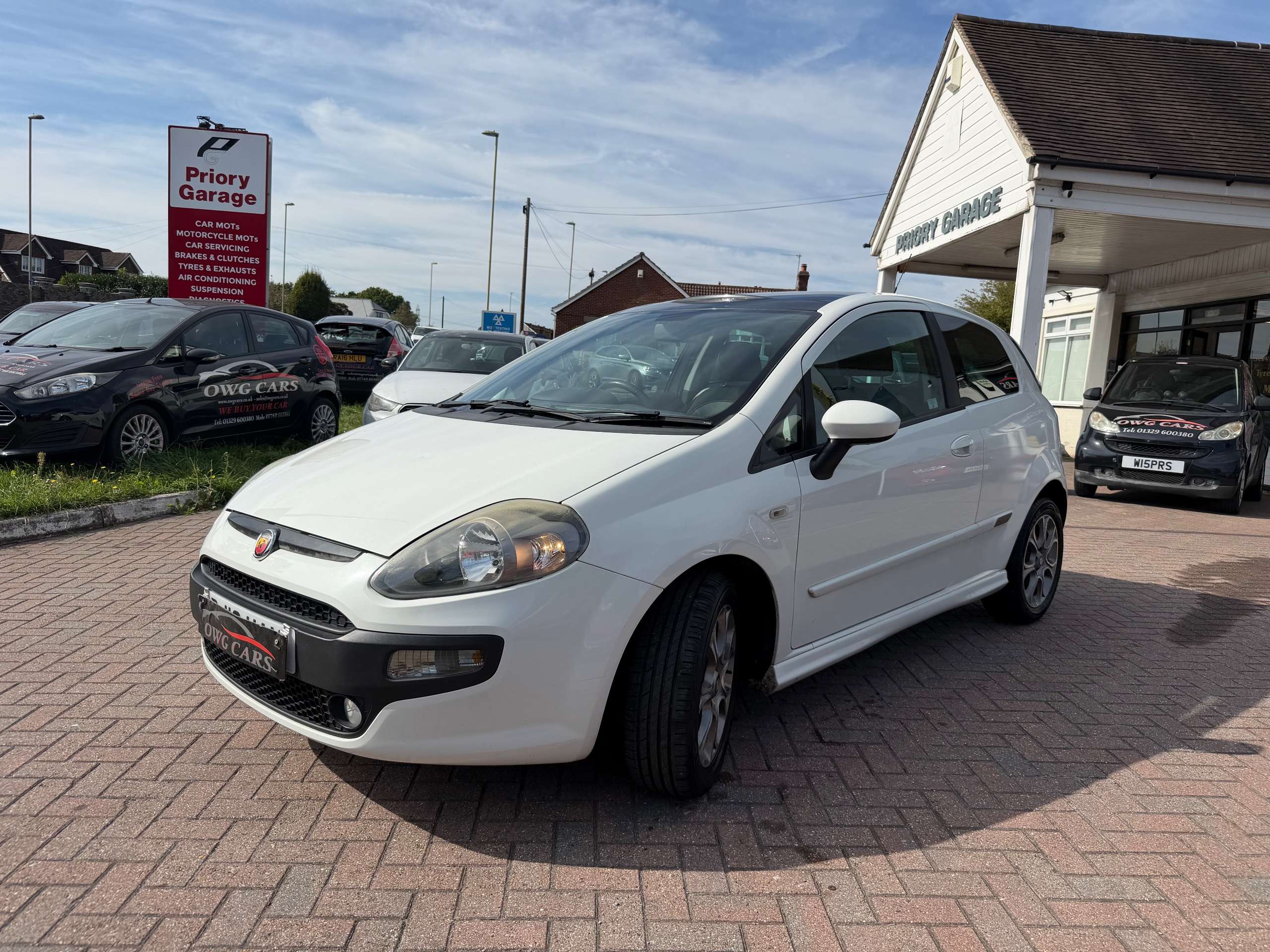 A 2010 FIAT PUNTO EVO 1.4 GP Hatchback 3dr Petrol Euro 5 (s/s) (77 bhp) A 2010 FIAT PUNTO EVO 1.4 GP Hatchback 3dr Petrol Euro 5 (s/s) (77 bhp)