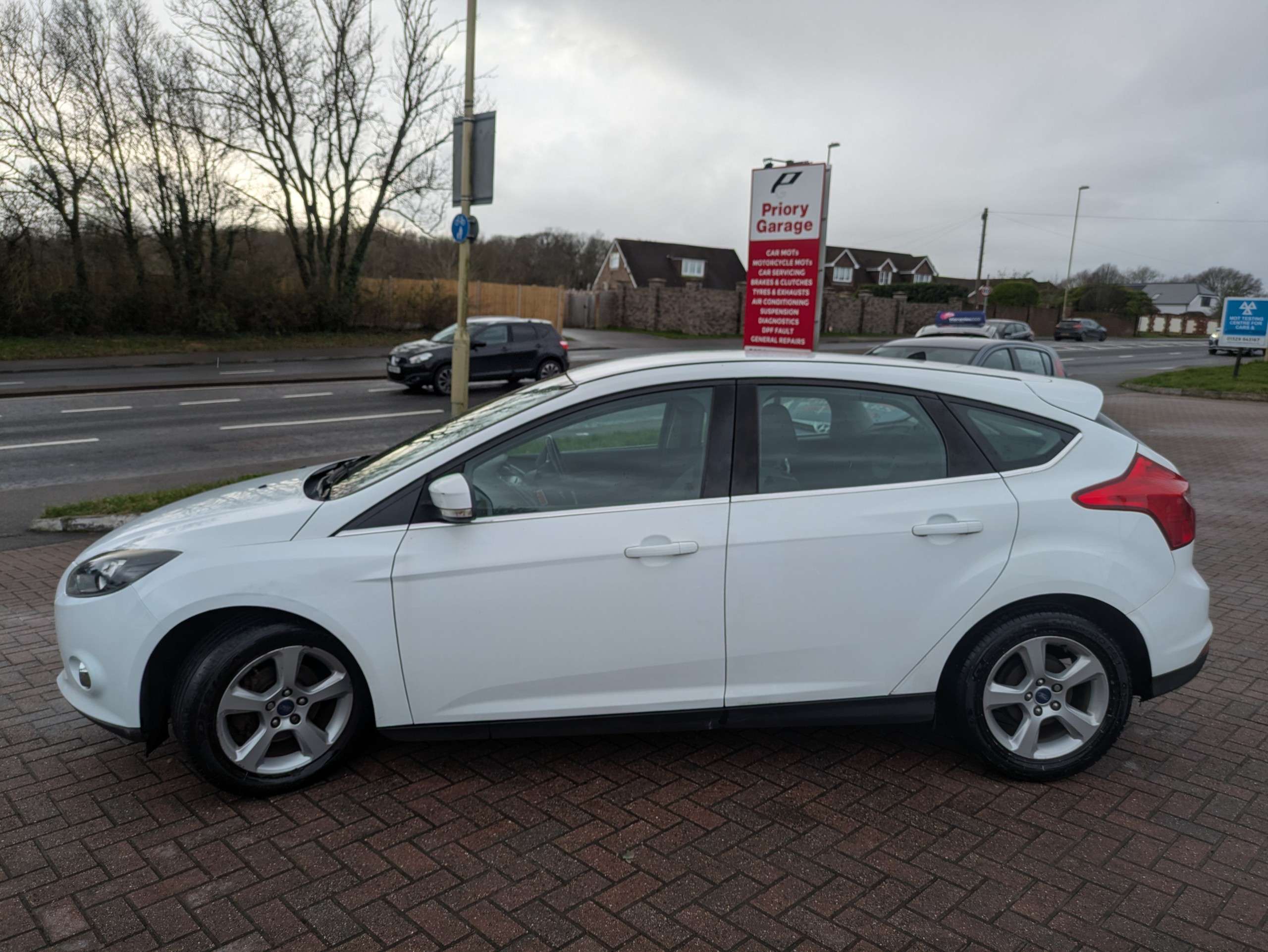 A 2014 FORD FOCUS 1.6 TDCi Zetec Navigator Hatchback 5dr Diesel Manual Euro 5 (s/s) (115 ps) A 2014 FORD FOCUS 1.6 TDCi Zetec Navigator Hatchback 5dr Diesel Manual Euro 5 (s/s) (115 ps)