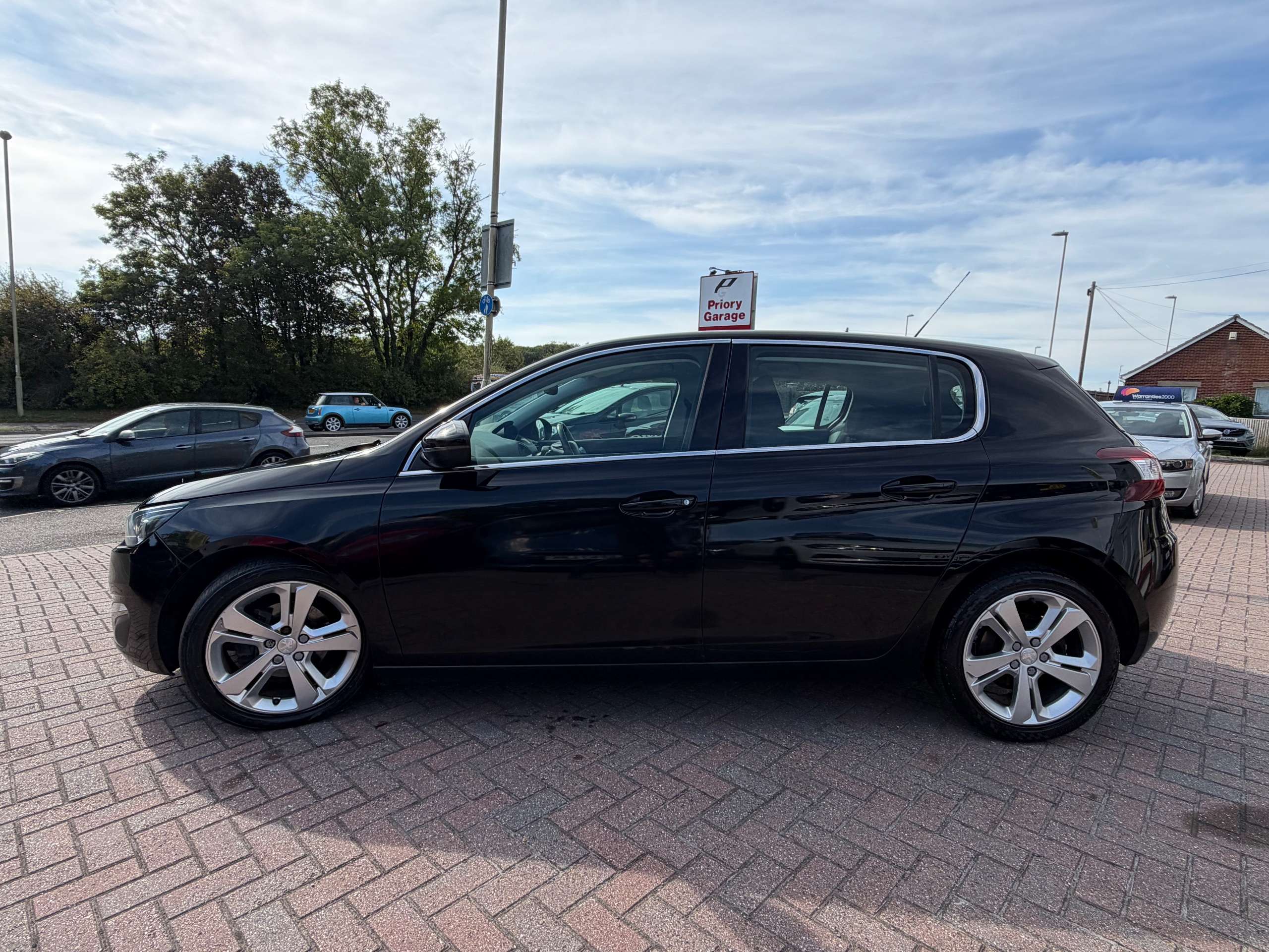 A 2014 PEUGEOT 308 1.6 e-HDi Allure Hatchback 5dr Diesel Manual Euro 5 (s/s) (115 ps) A 2014 PEUGEOT 308 1.6 e-HDi Allure Hatchback 5dr Diesel Manual Euro 5 (s/s) (115 ps)
