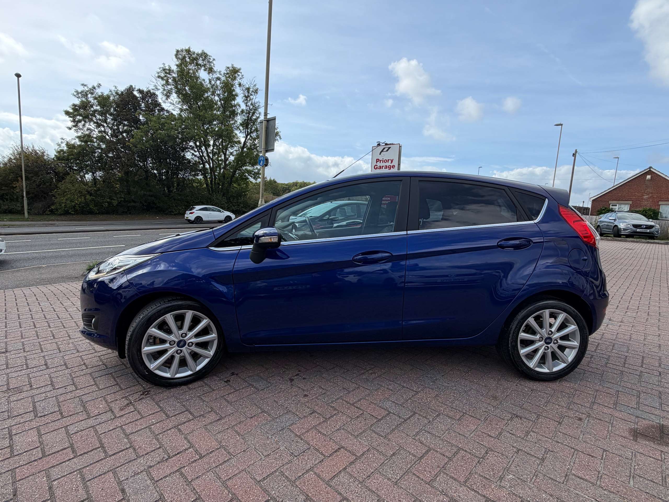 A 2016 FORD FIESTA 1.0T EcoBoost Titanium Hatchback 5dr Petrol Manual Euro 6 (s/s) (125 ps) A 2016 FORD FIESTA 1.0T EcoBoost Titanium Hatchback 5dr Petrol Manual Euro 6 (s/s) (125 ps)