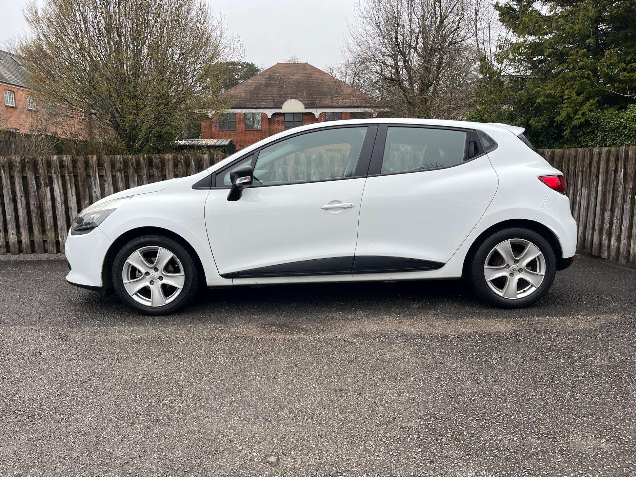 A 2015 RENAULT CLIO 1.2 16V Expression + Euro 5 5dr A 2015 RENAULT CLIO 1.2 16V Expression + Euro 5 5dr