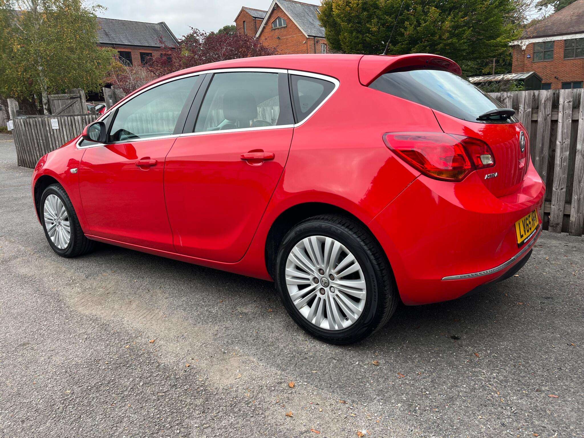 A 2015 VAUXHALL ASTRA 1.4i Excite Euro 6 5dr A 2015 VAUXHALL ASTRA 1.4i Excite Euro 6 5dr