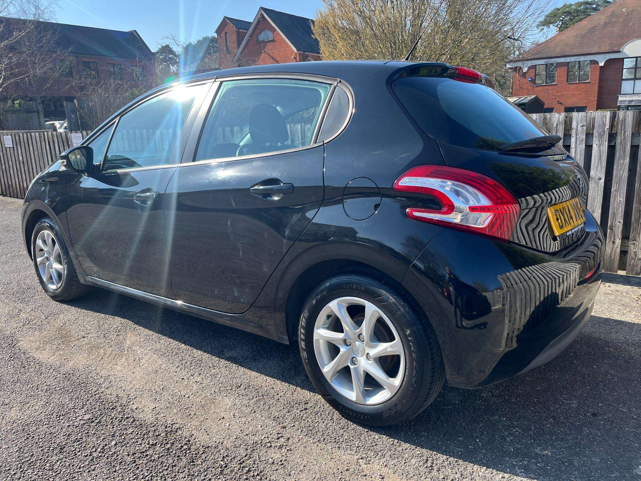 A 2014 PEUGEOT 208 1.2 VTi Active Euro 5 5dr A 2014 PEUGEOT 208 1.2 VTi Active Euro 5 5dr