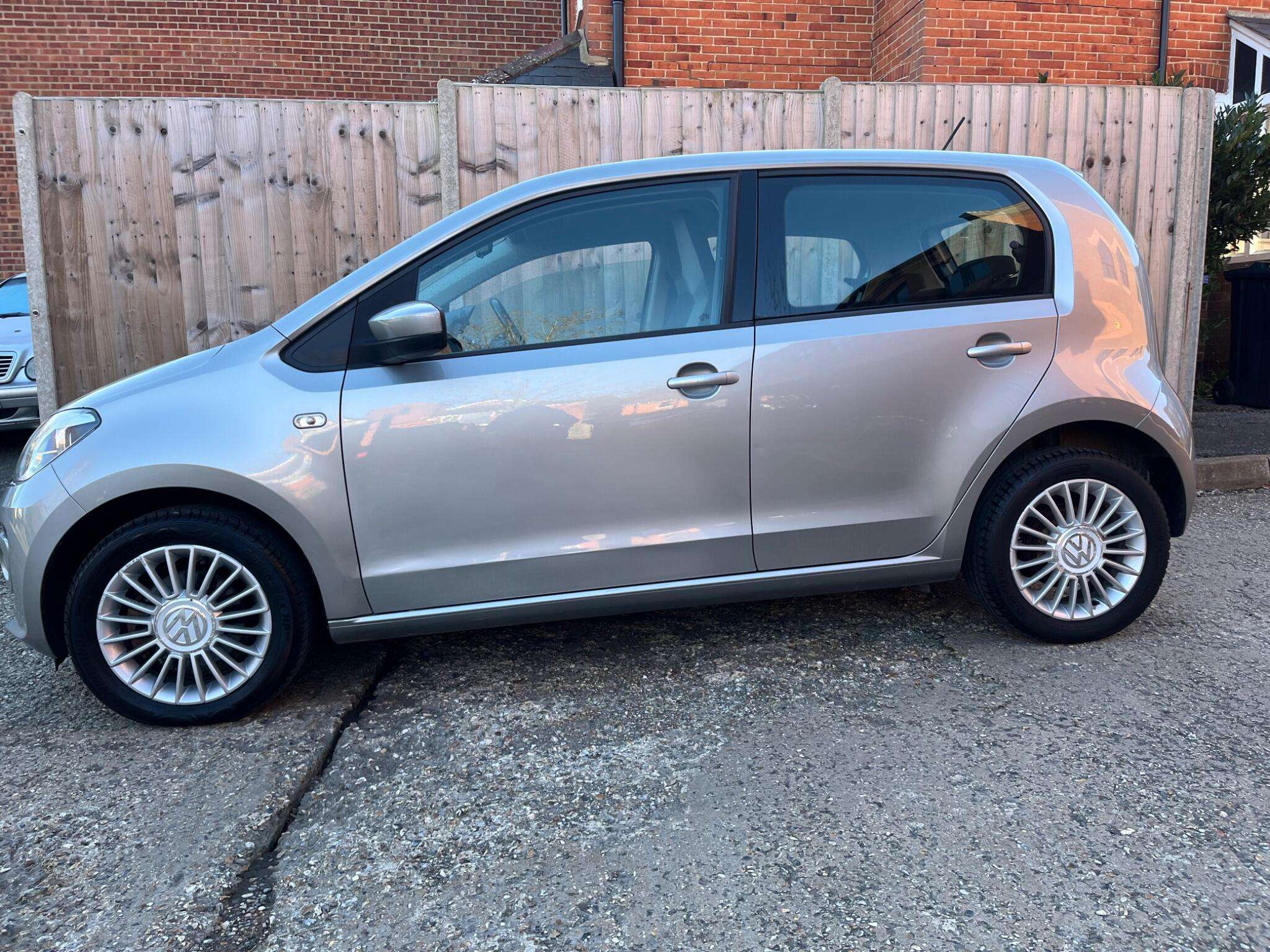 A 2015 VOLKSWAGEN UP! 1.0 High up! Euro 6 5dr A 2015 VOLKSWAGEN UP! 1.0 High up! Euro 6 5dr