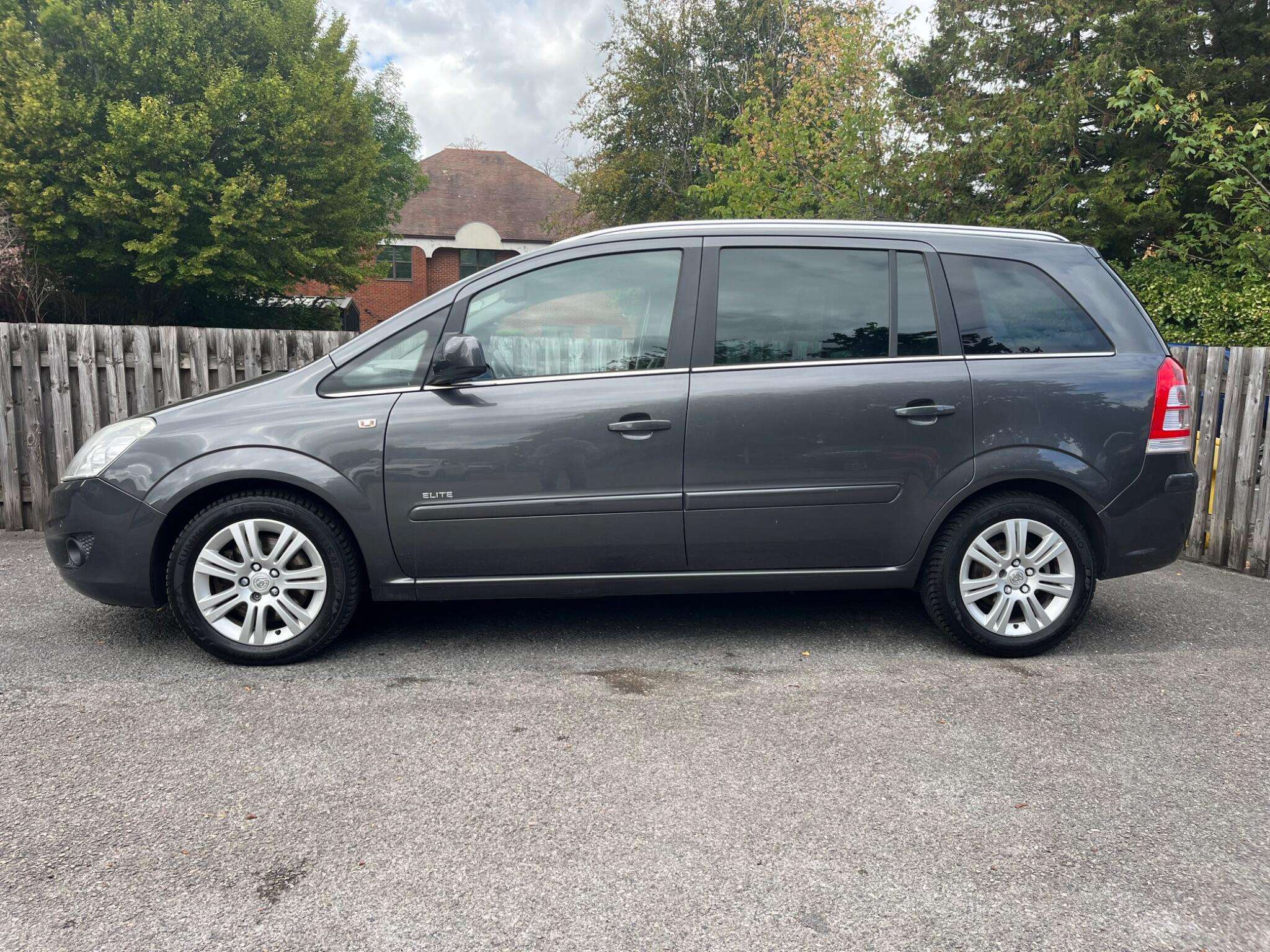 A 2010 VAUXHALL ZAFIRA 1.7 CDTi ecoFLEX Elite Euro 5 5dr A 2010 VAUXHALL ZAFIRA 1.7 CDTi ecoFLEX Elite Euro 5 5dr