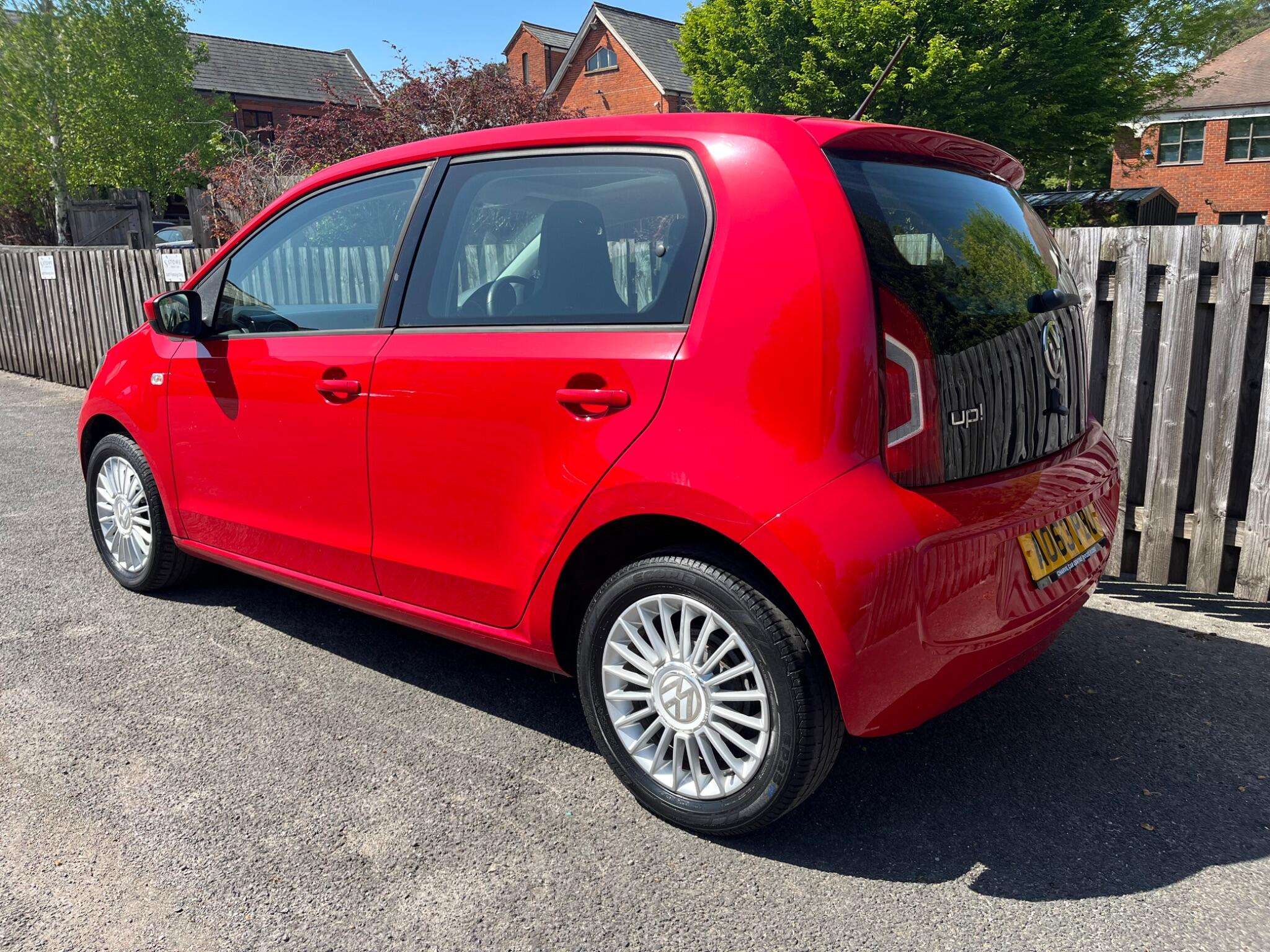 A 2013 VOLKSWAGEN UP! 1.0 High up! Euro 5 5dr A 2013 VOLKSWAGEN UP! 1.0 High up! Euro 5 5dr