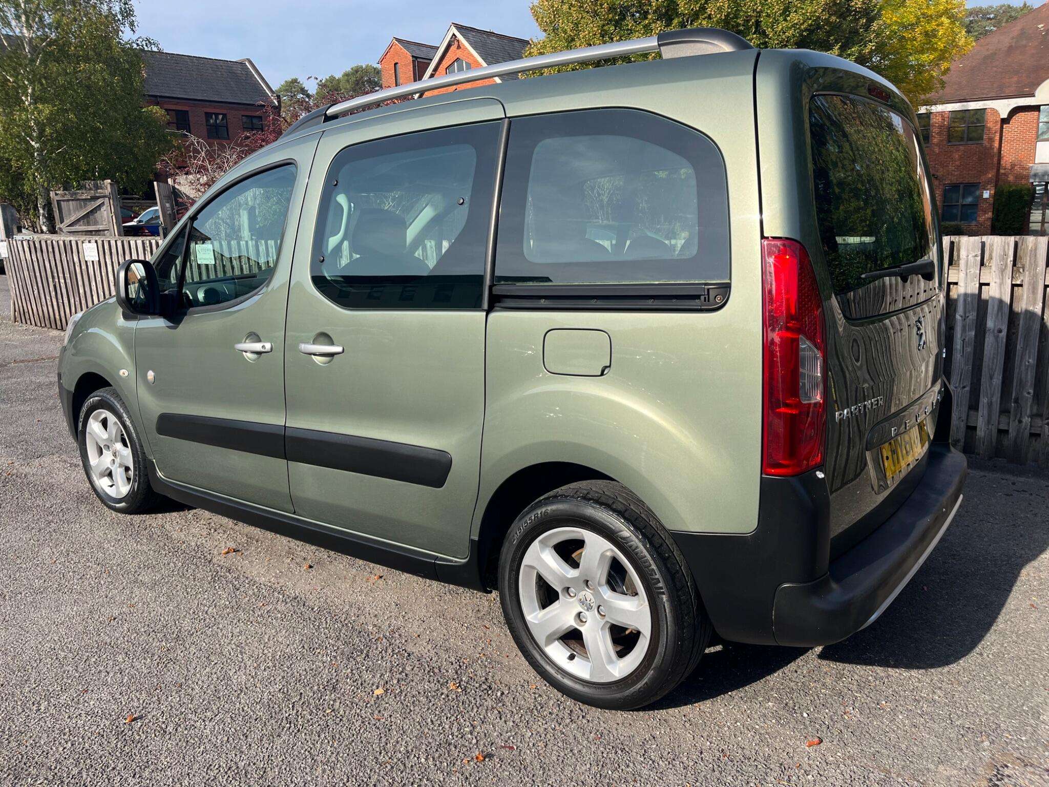 A 2011 PEUGEOT PARTNER TEPEE 1.6 HDi 8v Tepee Outdoor 5dr A 2011 PEUGEOT PARTNER TEPEE 1.6 HDi 8v Tepee Outdoor 5dr
