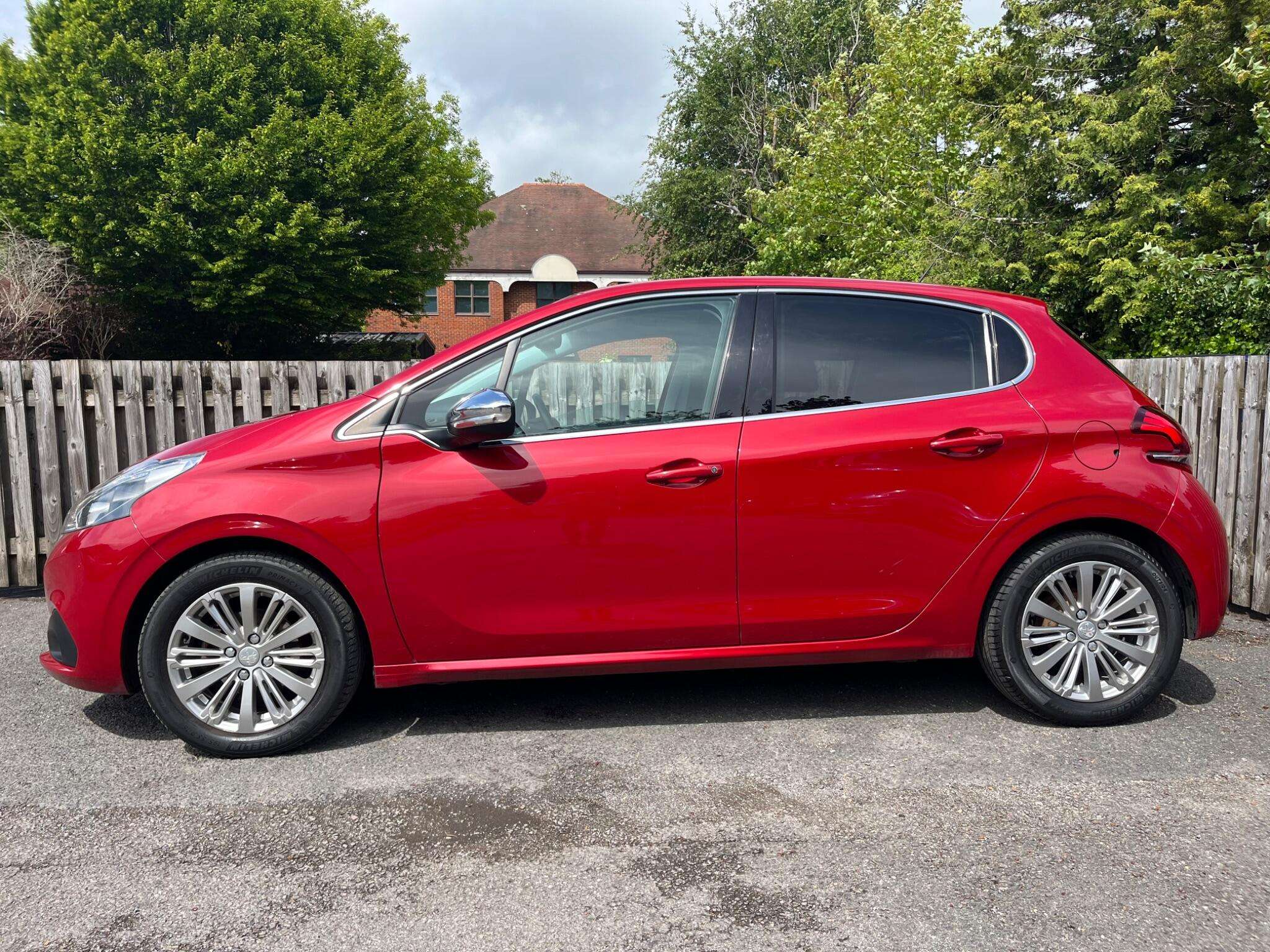 A 2016 PEUGEOT 208 1.2 PureTech Allure Euro 6 5dr A 2016 PEUGEOT 208 1.2 PureTech Allure Euro 6 5dr