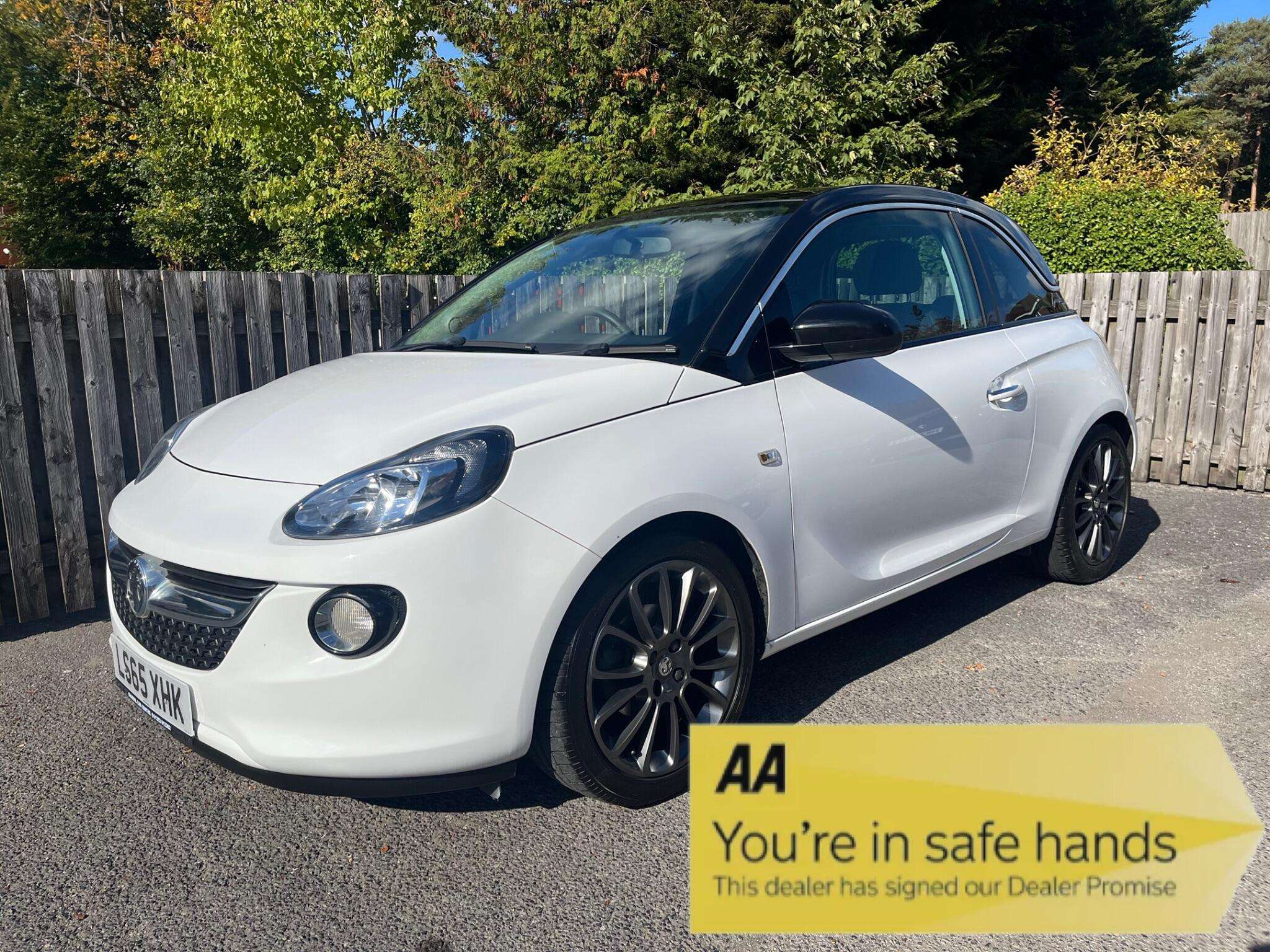 A 2015 VAUXHALL ADAM 1.4 16v GLAM Euro 5 3dr A 2015 VAUXHALL ADAM 1.4 16v GLAM Euro 5 3dr