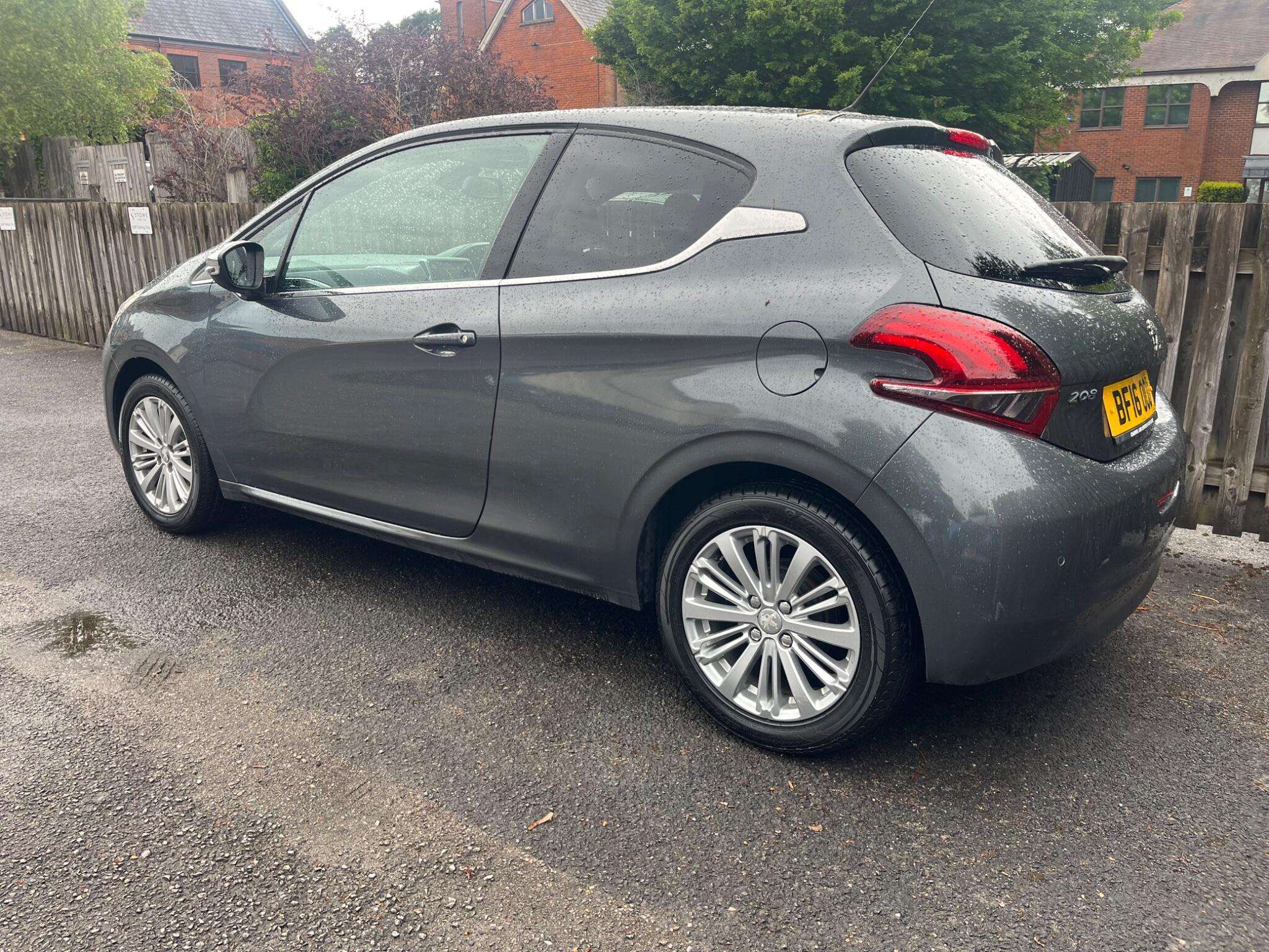 A 2016 PEUGEOT 208 1.2 PureTech Allure Euro 6 3dr A 2016 PEUGEOT 208 1.2 PureTech Allure Euro 6 3dr