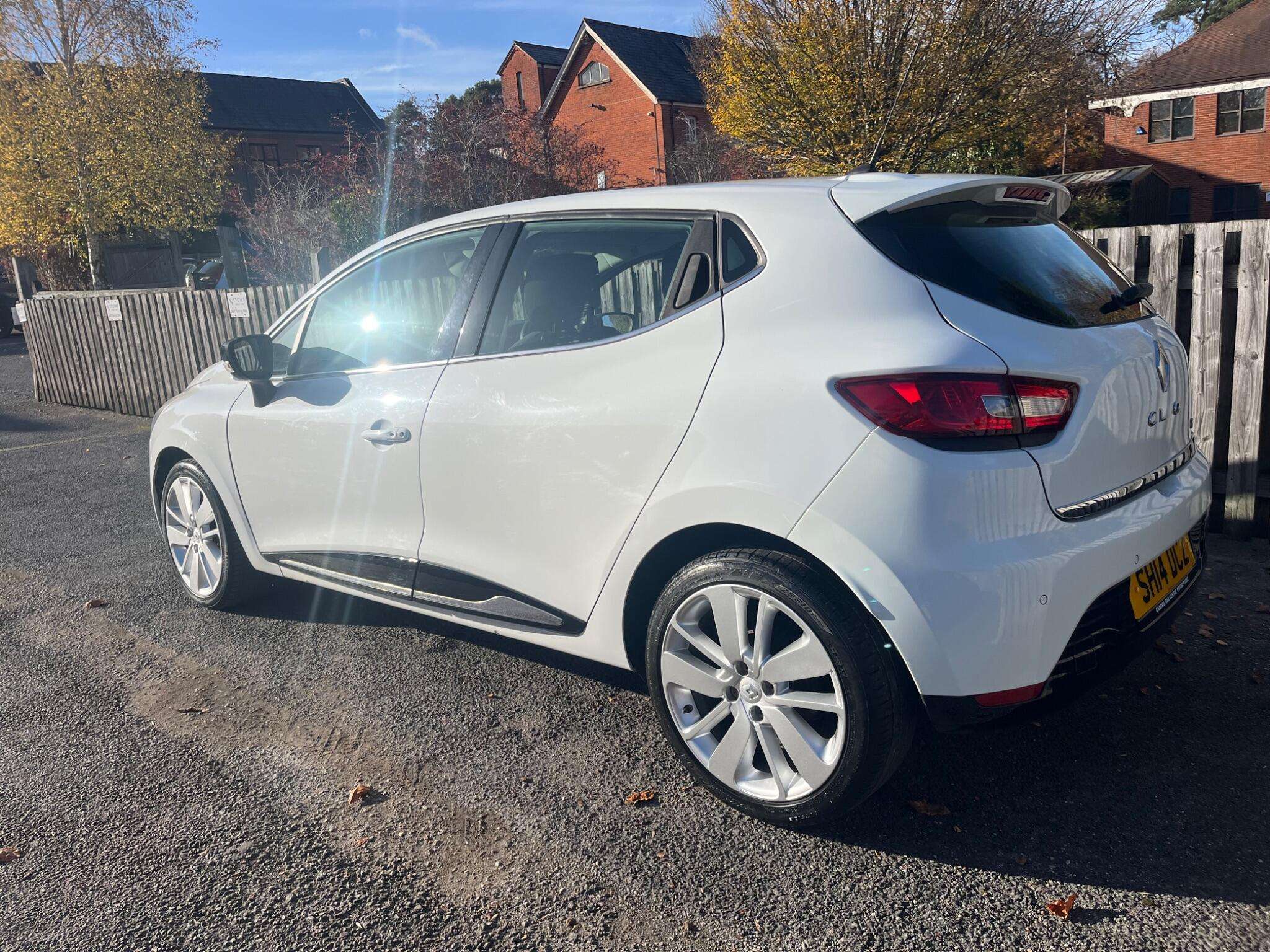 A 2014 RENAULT CLIO 0.9 TCe Dynamique S MediaNav Euro 5 (s/s) 5dr A 2014 RENAULT CLIO 0.9 TCe Dynamique S MediaNav Euro 5 (s/s) 5dr