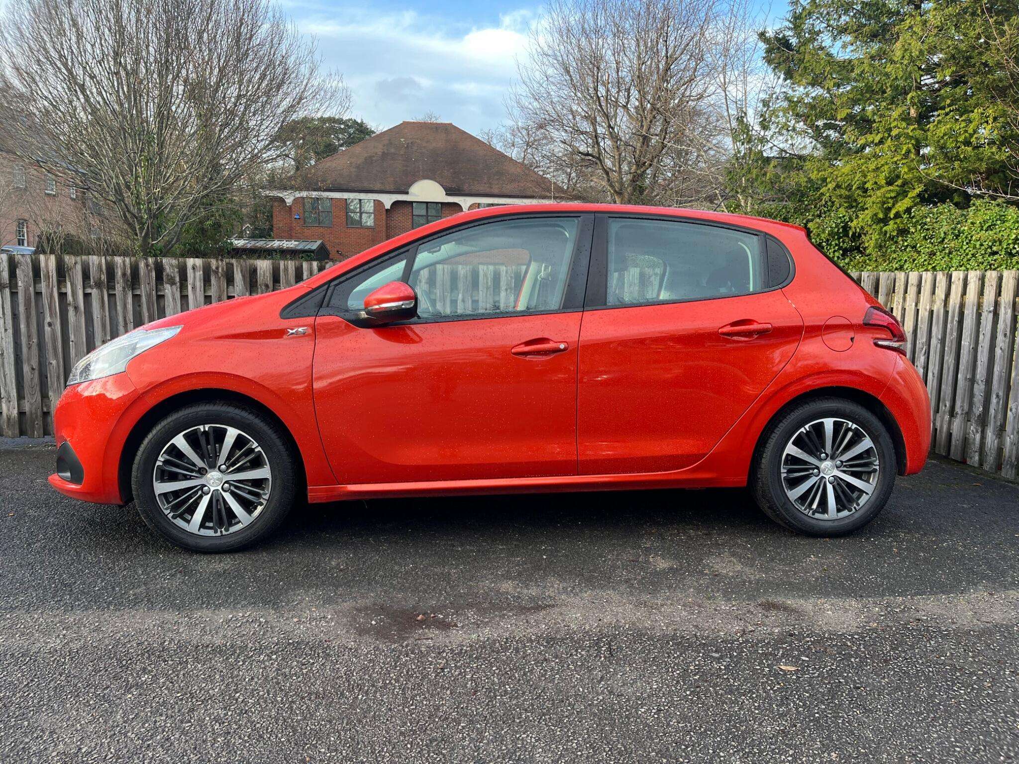 A 2016 PEUGEOT 208 1.2 PureTech XS White Euro 6 5dr A 2016 PEUGEOT 208 1.2 PureTech XS White Euro 6 5dr