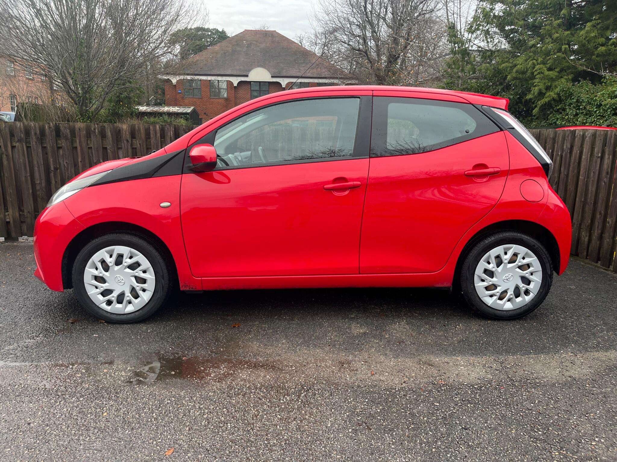 A 2015 TOYOTA AYGO 1.0 VVT-i x-play Euro 5 5dr Euro 5 A 2015 TOYOTA AYGO 1.0 VVT-i x-play Euro 5 5dr Euro 5