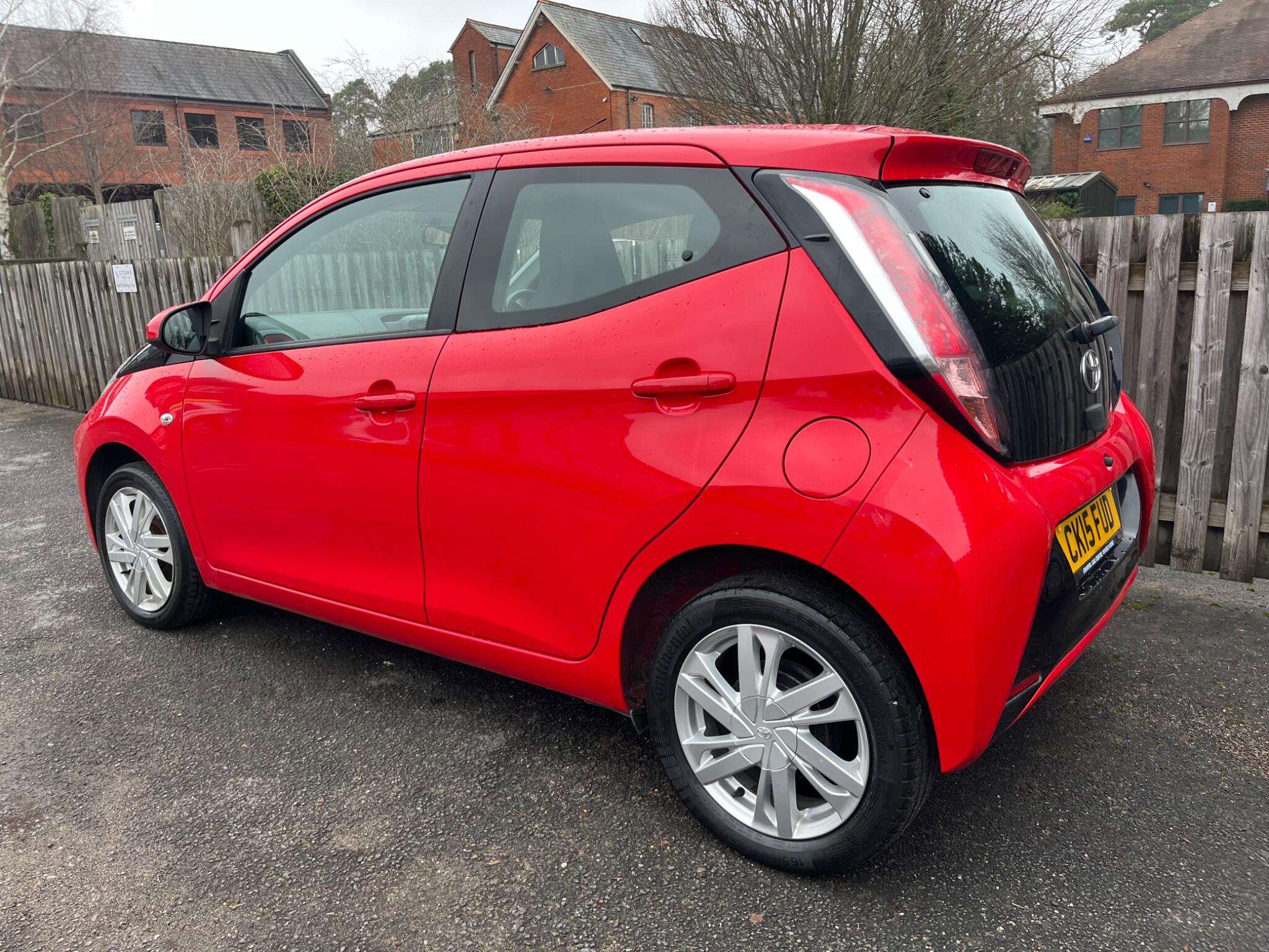 A 2015 TOYOTA AYGO 1.0 VVT-i x-pression x-wave Euro 5 5dr Euro 5 A 2015 TOYOTA AYGO 1.0 VVT-i x-pression x-wave Euro 5 5dr Euro 5