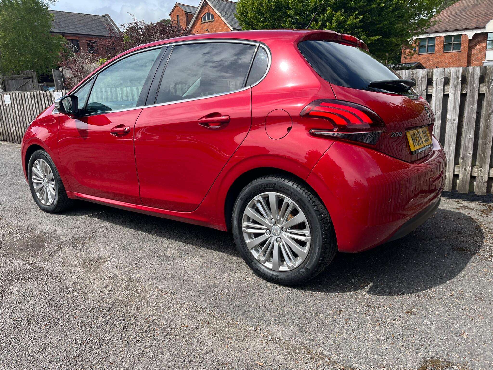 A 2016 PEUGEOT 208 1.2 PureTech Allure Euro 6 5dr A 2016 PEUGEOT 208 1.2 PureTech Allure Euro 6 5dr