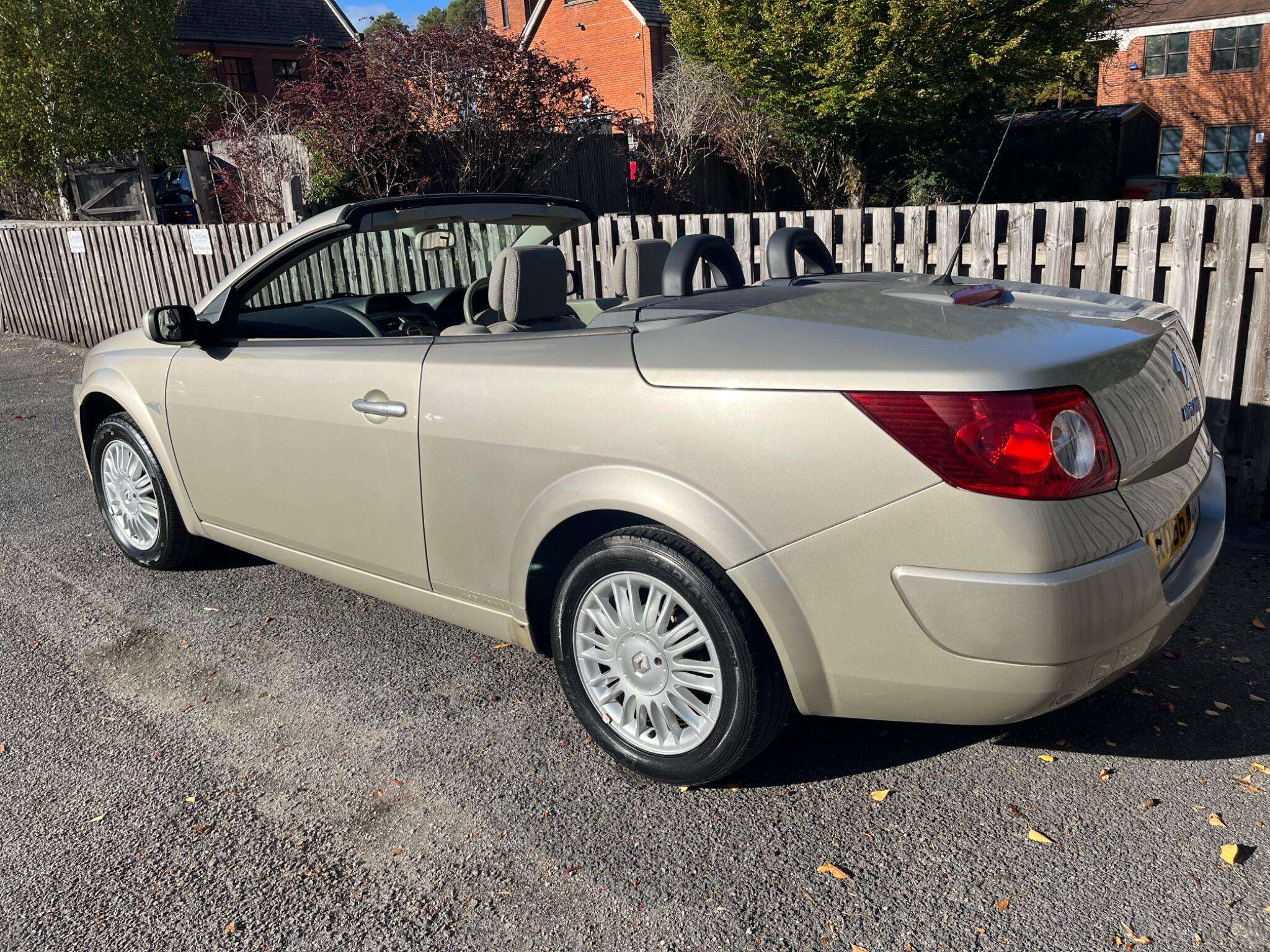 A 2006 RENAULT MEGANE 1.6 VVT Privilege 2dr A 2006 RENAULT MEGANE 1.6 VVT Privilege 2dr