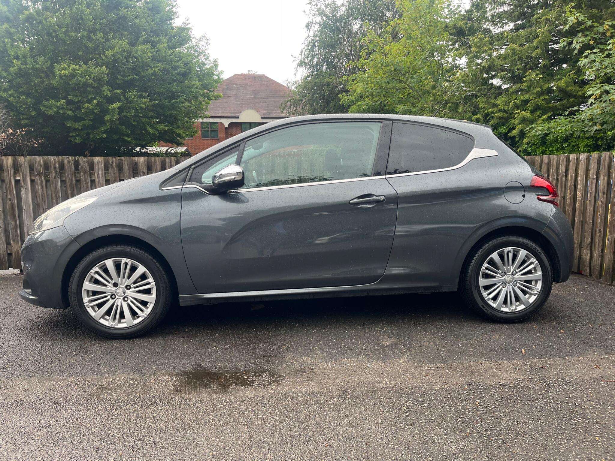 A 2016 PEUGEOT 208 1.2 PureTech Allure Euro 6 3dr A 2016 PEUGEOT 208 1.2 PureTech Allure Euro 6 3dr