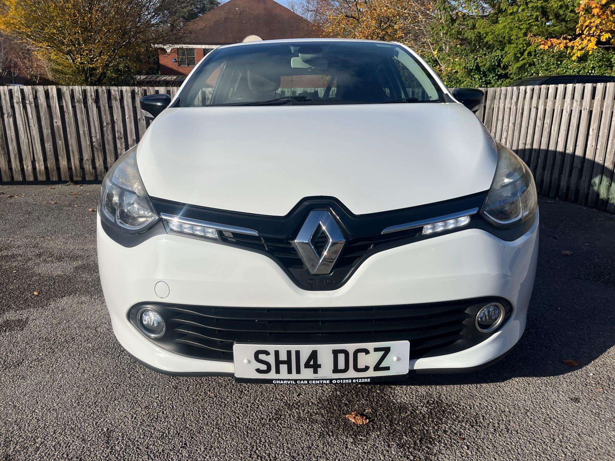 A 2014 RENAULT CLIO 0.9 TCe Dynamique S MediaNav Euro 5 (s/s) 5dr A 2014 RENAULT CLIO 0.9 TCe Dynamique S MediaNav Euro 5 (s/s) 5dr