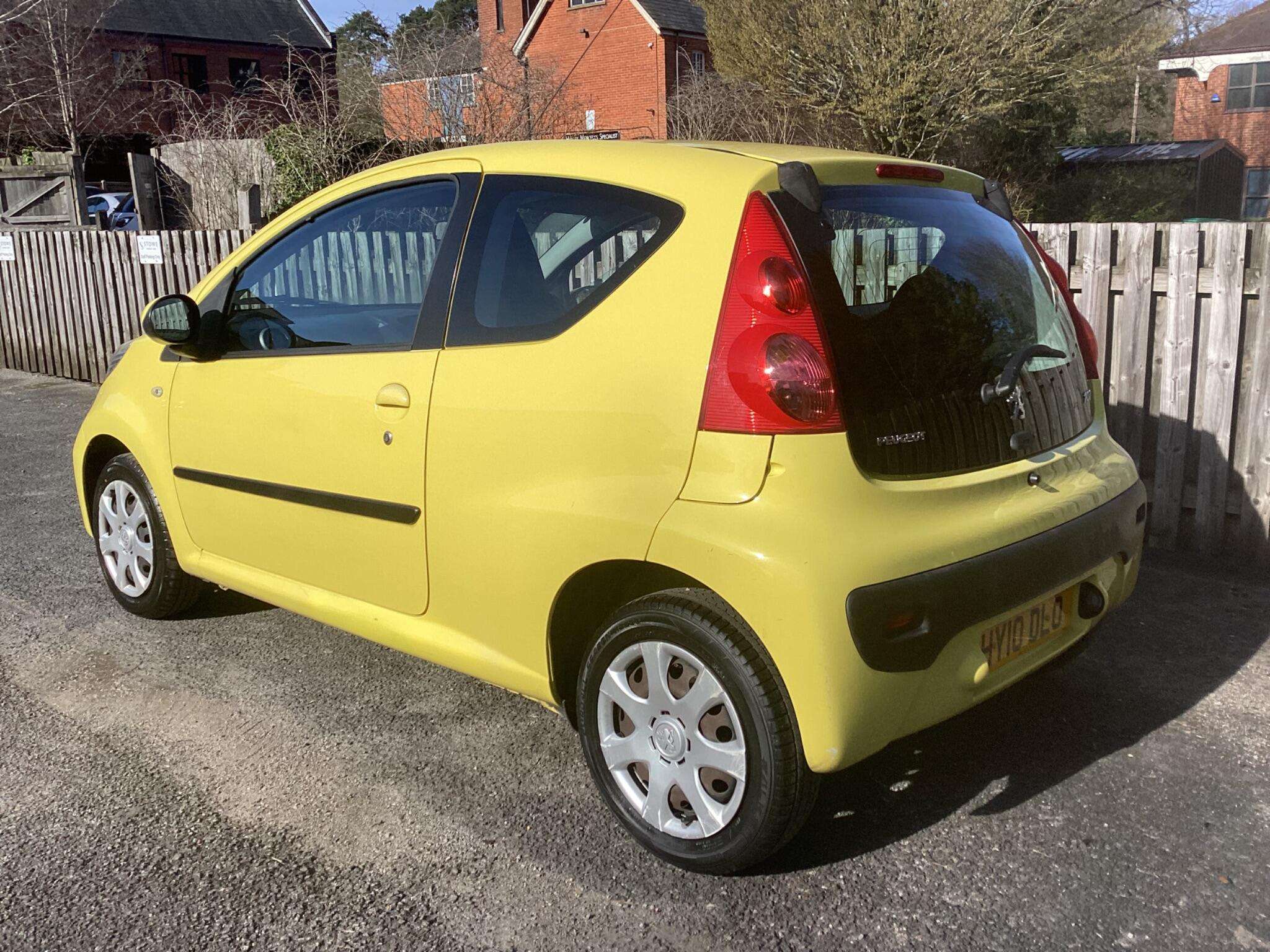 A 2010 PEUGEOT 107 1.0 12V Urban Euro 4 3dr A 2010 PEUGEOT 107 1.0 12V Urban Euro 4 3dr