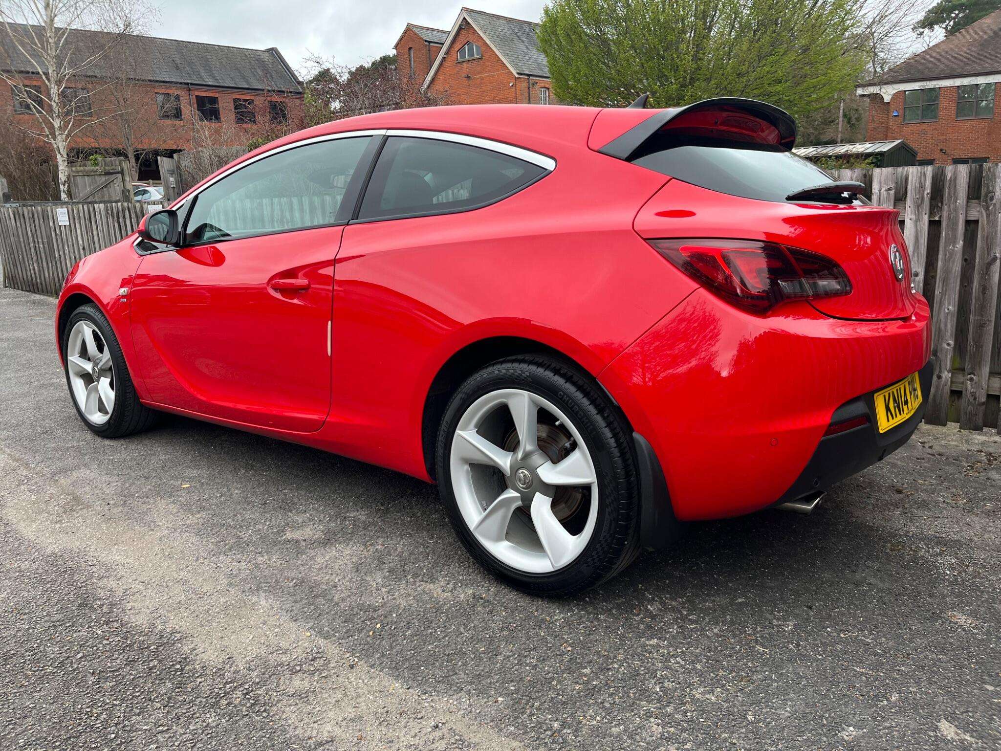 A 2014 VAUXHALL ASTRA 1.4T SRi Euro 5 (s/s) 3dr A 2014 VAUXHALL ASTRA 1.4T SRi Euro 5 (s/s) 3dr