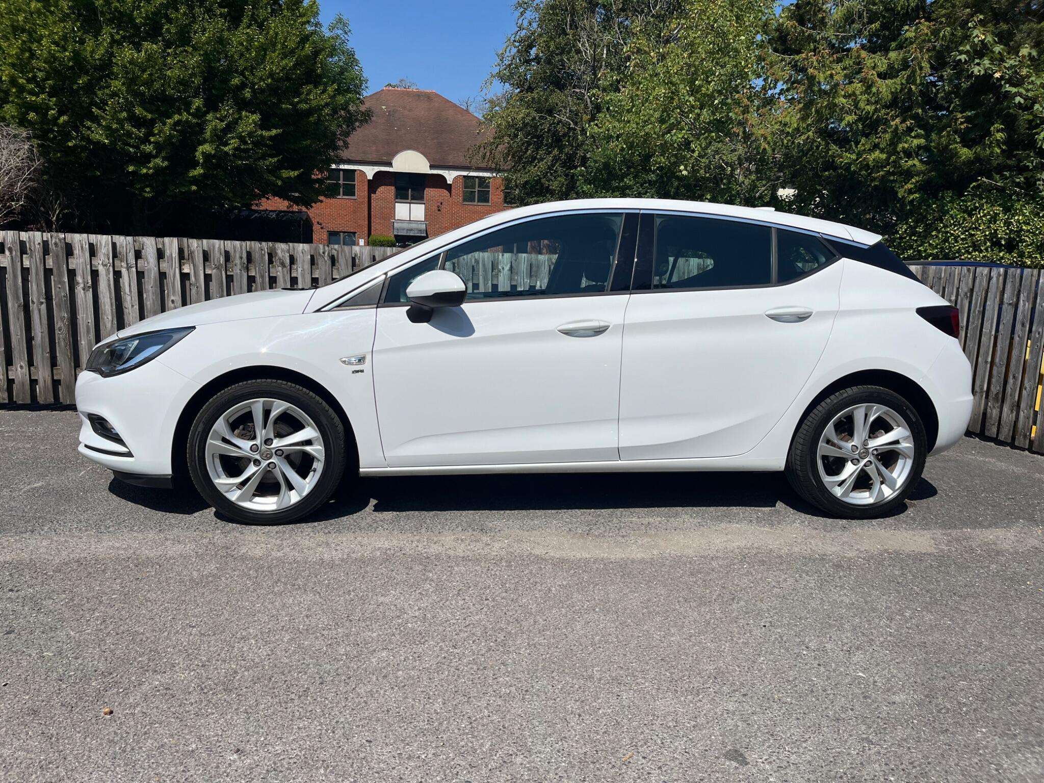 A 2017 VAUXHALL ASTRA 1.4i Turbo SRi Nav Euro 6 5dr A 2017 VAUXHALL ASTRA 1.4i Turbo SRi Nav Euro 6 5dr
