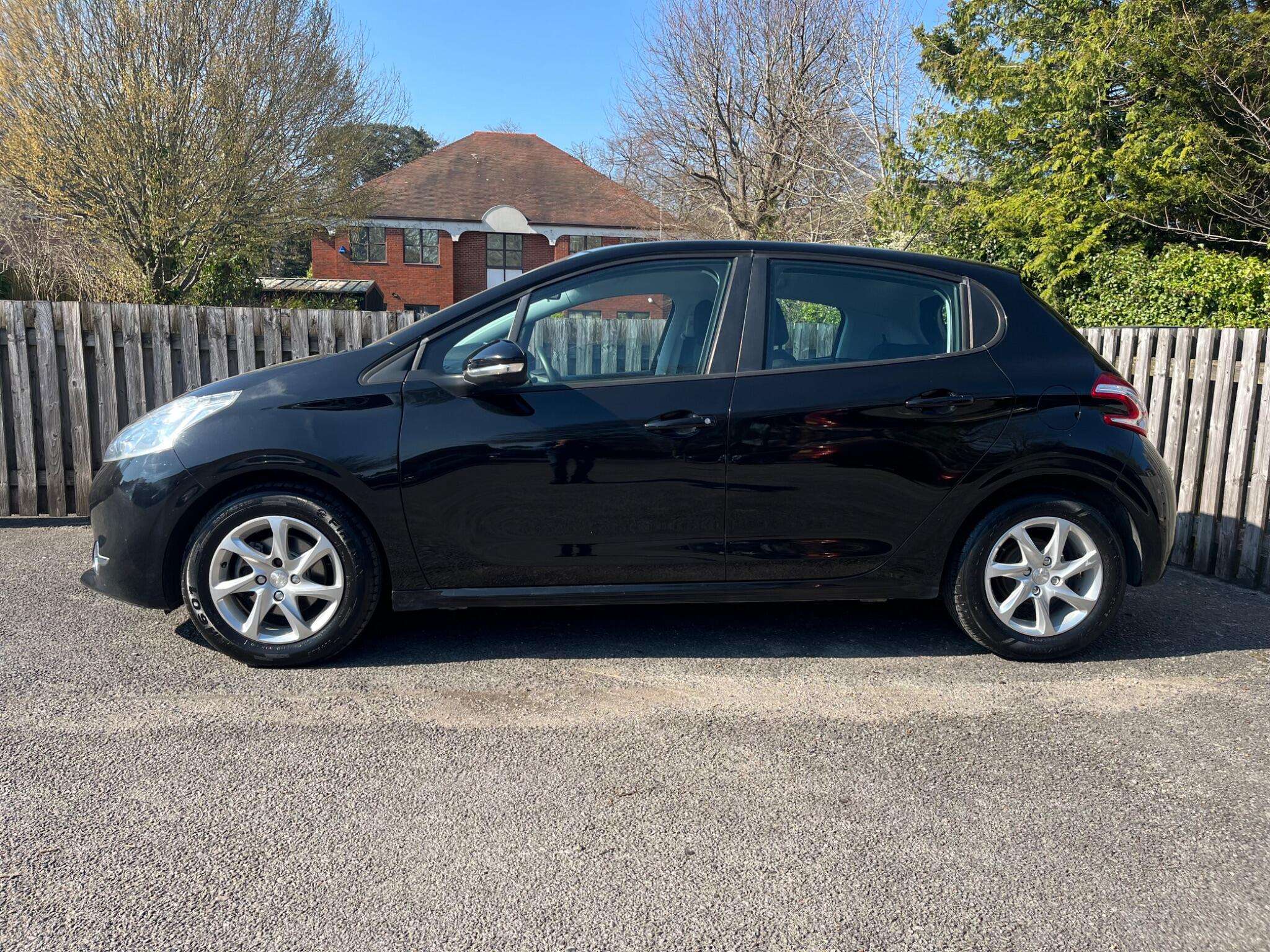 A 2014 PEUGEOT 208 1.2 VTi Active Euro 5 5dr A 2014 PEUGEOT 208 1.2 VTi Active Euro 5 5dr